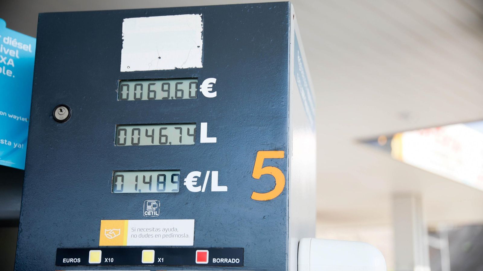Precio de rellenar gasolina este viernes en Almería. Precio de rellenar gasolina este viernes en Almería.