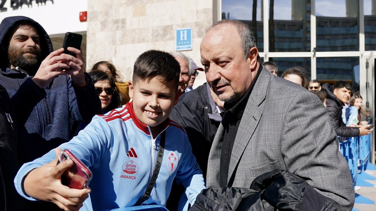 Benítez posa para un seguidor a la salida del equipo para el Nuevo Mirandilla.