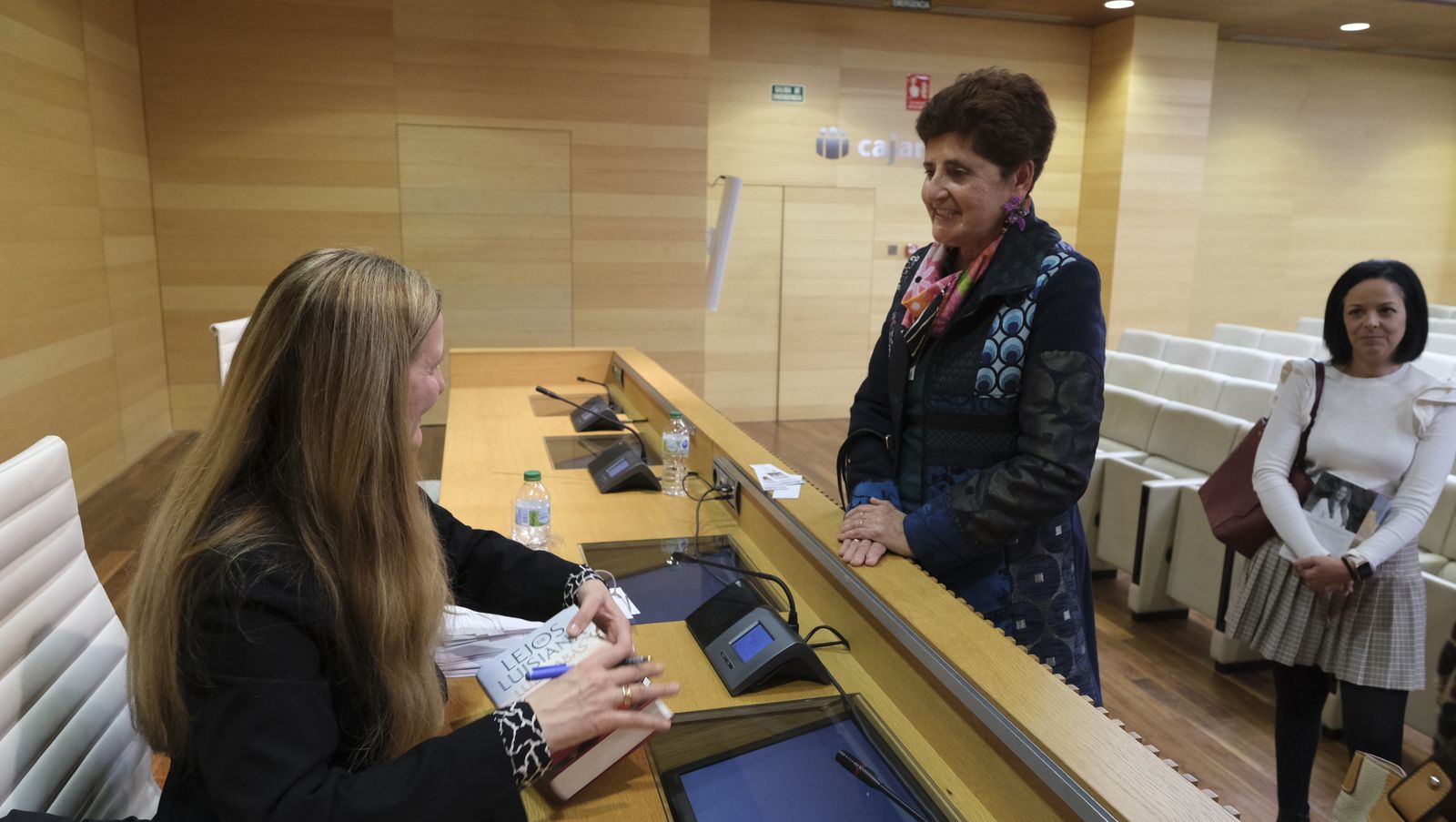 Imágenes del Diario de los Libros con la escritora ganadora del Premio Planeta 2022, Luz Gabás