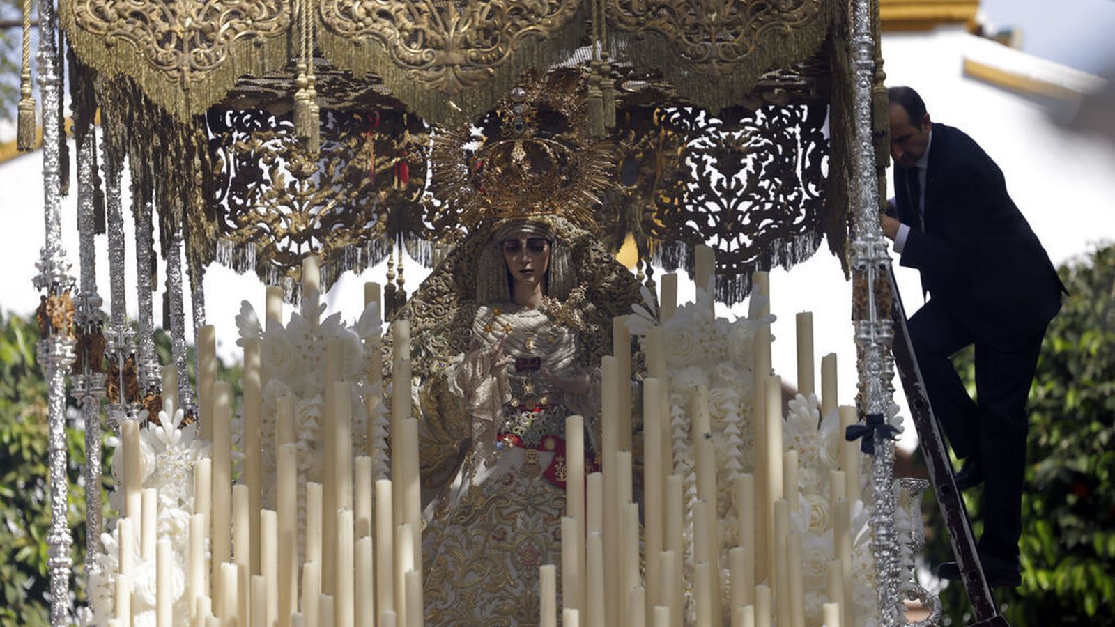 La Virgen de la Salud al poco de salir