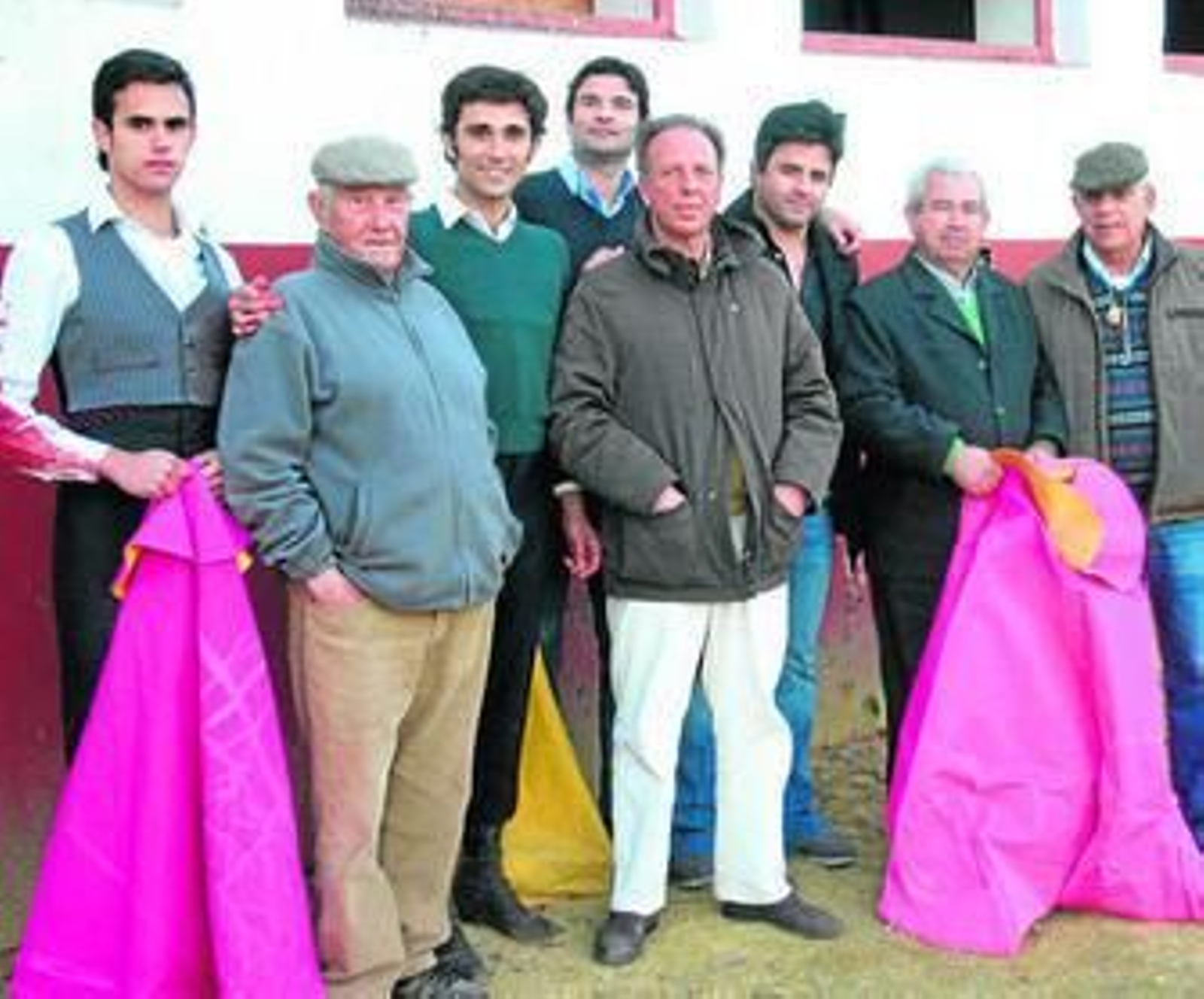 En el centro el ganadero José García Cebada y el grupo de toreros con Manuel Pérez Mota y José Antonio Heredia.