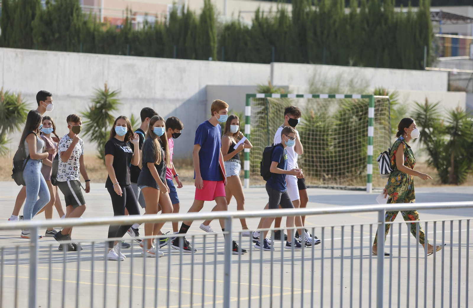 Alumnos acceden al instituto Torre Atalaya en el primer día del presente curso escolar.