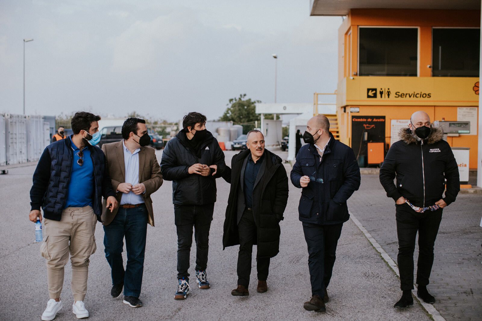 Uno de los momentos del rodaje, con la visita del alcalde Germán Beardo y el concejal Curro Martínez.