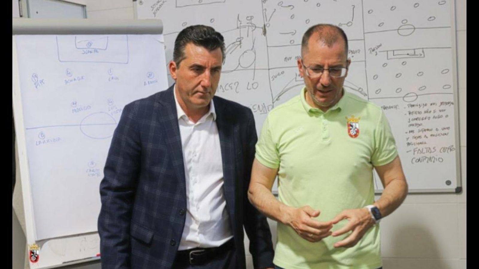 Edu Villegas, con gesto serio, junto a José Juan Romero.