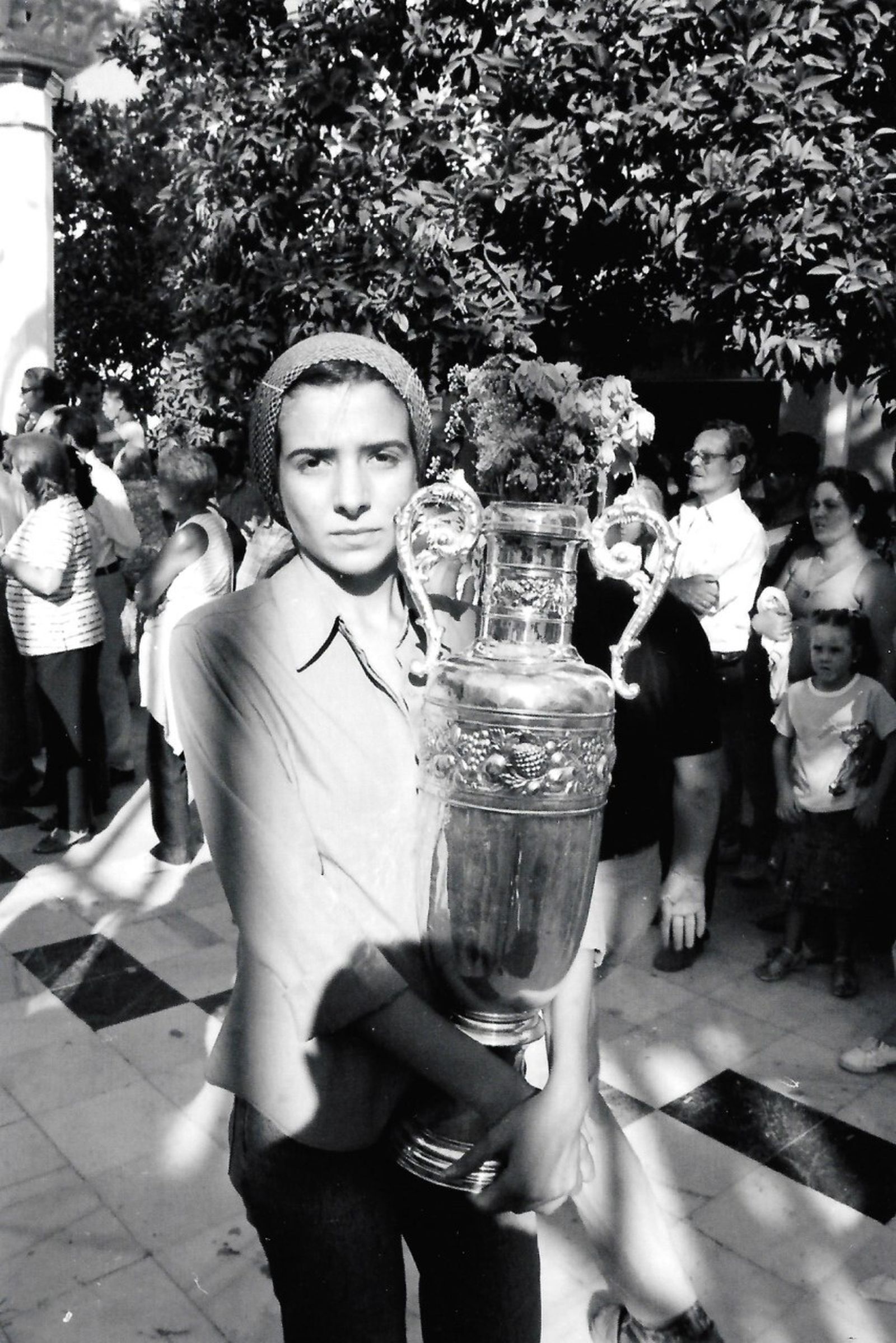 Una almonteña llevando "la plata" de su Patrona. Traslado de 1998.