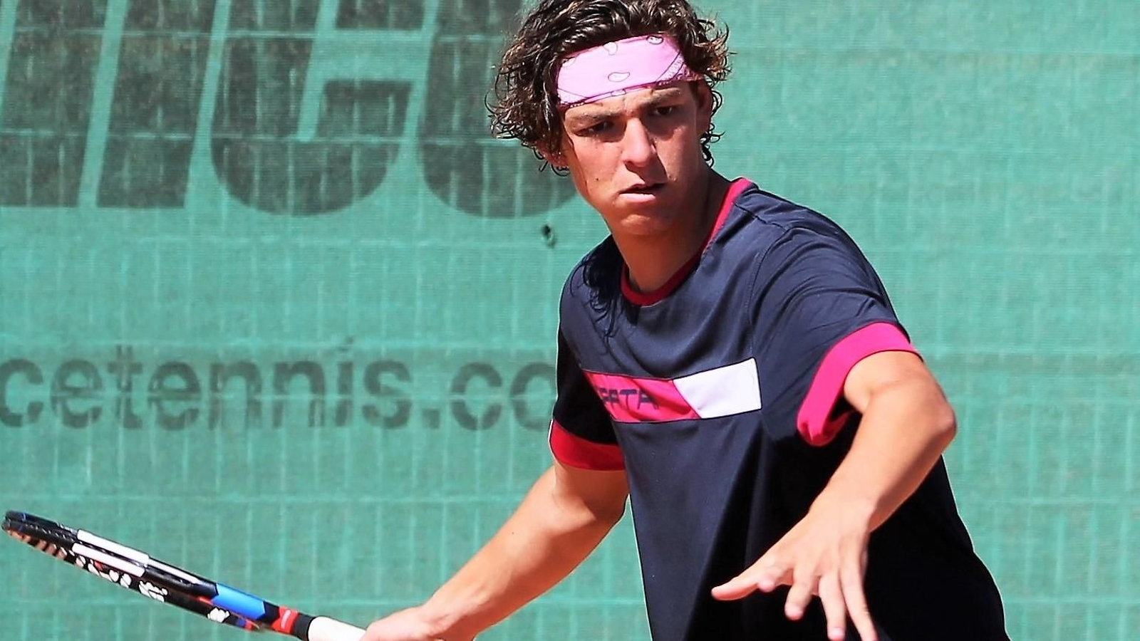 Luis Gomar golpea la bola.