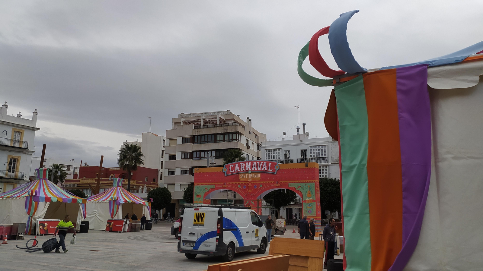 Mucho Levante y últimos preparativos en la Plaza del Carnaval de San Fernando