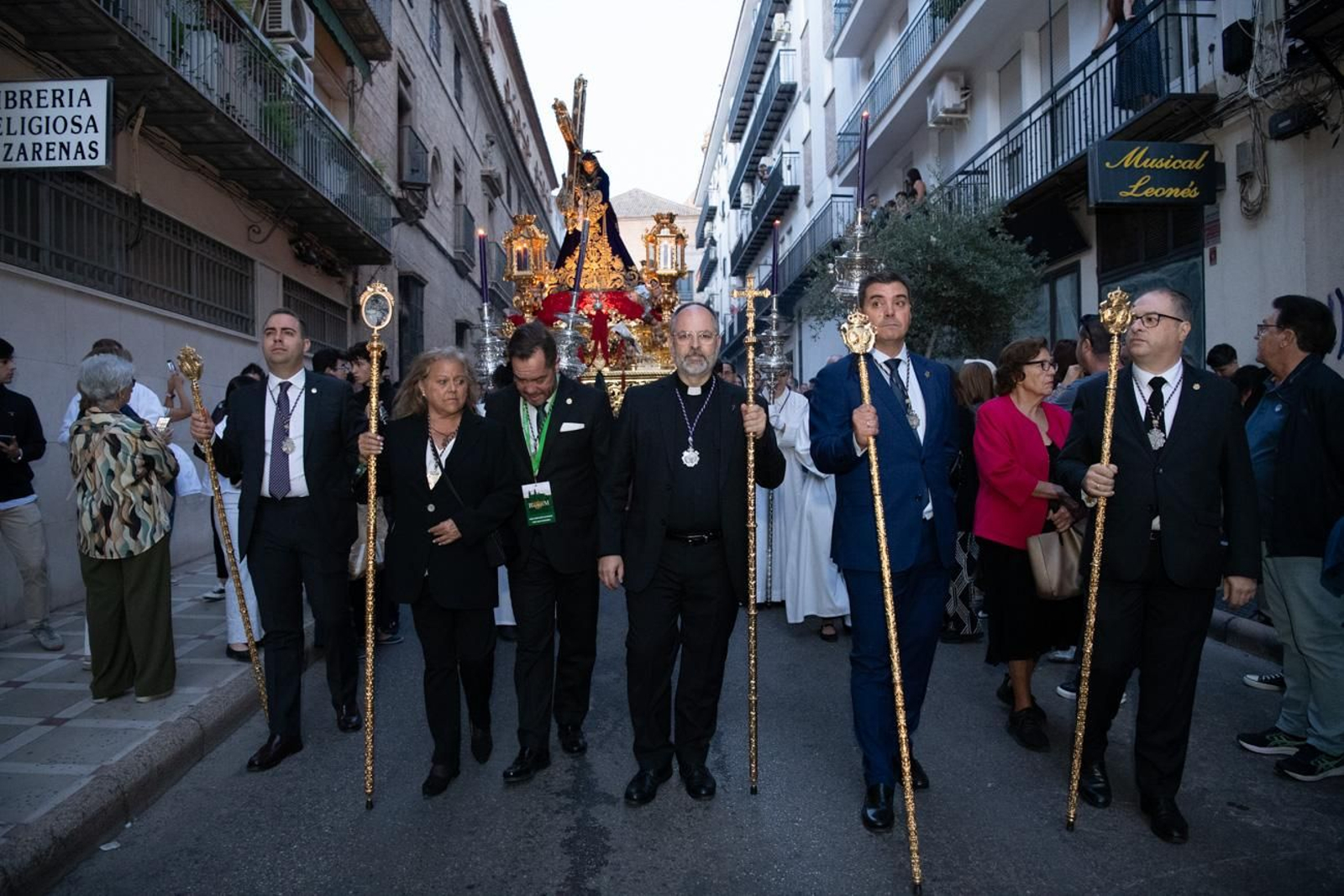 Una marea de devoción inunda Jaén al paso de la Magna, en imágenes