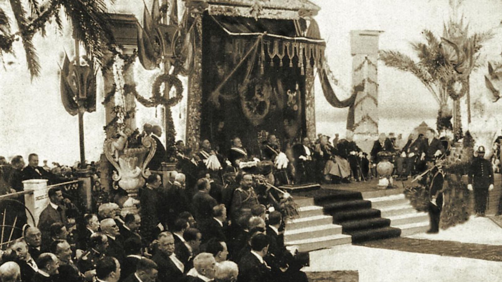 El palco de las autoridades, durante la inauguración del monumento al marqués de Comillas en la Alameda. El palco de las autoridades, durante la inauguración del monumento al marqués de Comillas en la Alameda.