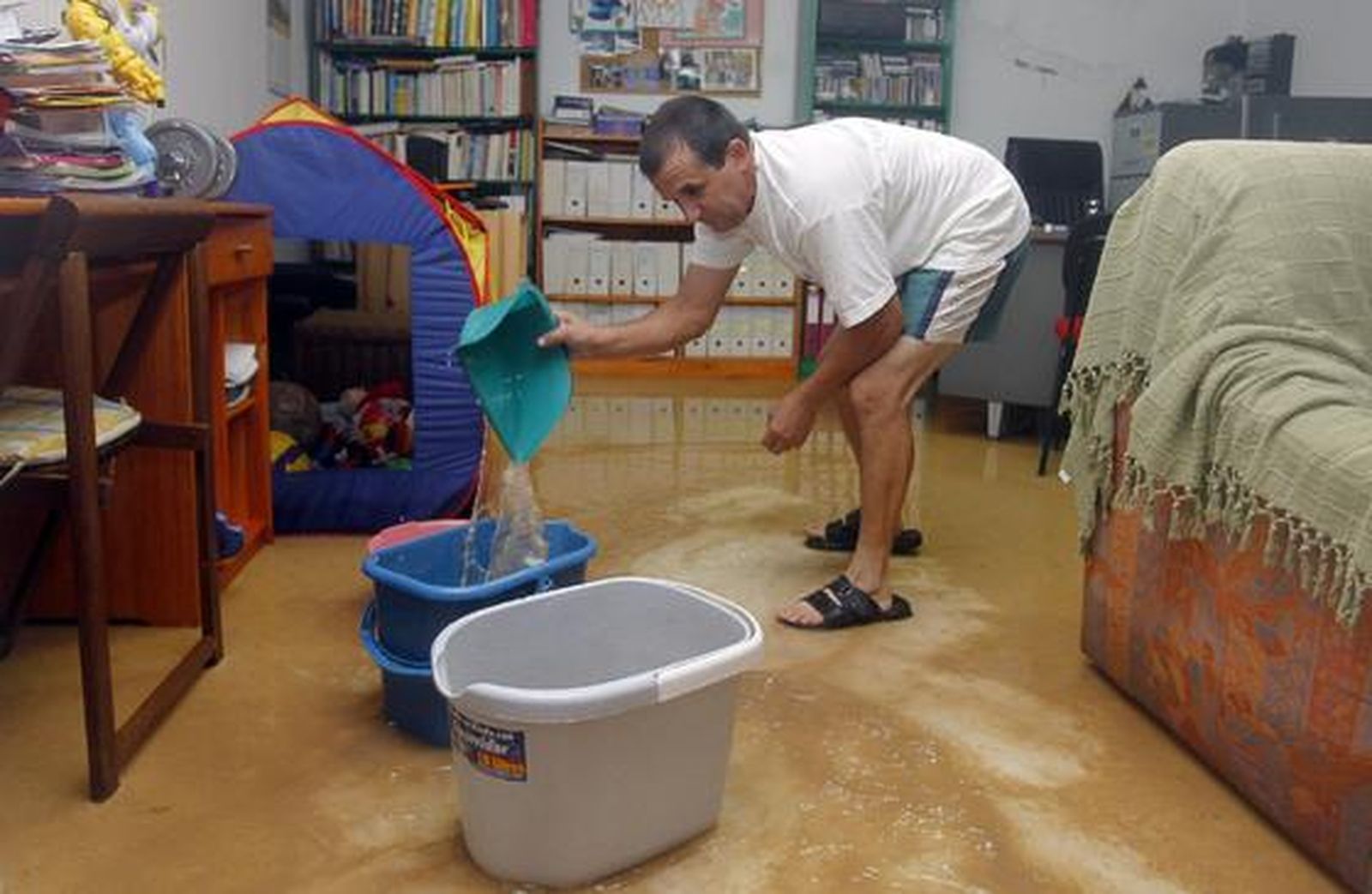 La lluvia sorprende a los sevillanos en la provincia.

Foto: Antonio Pizarro