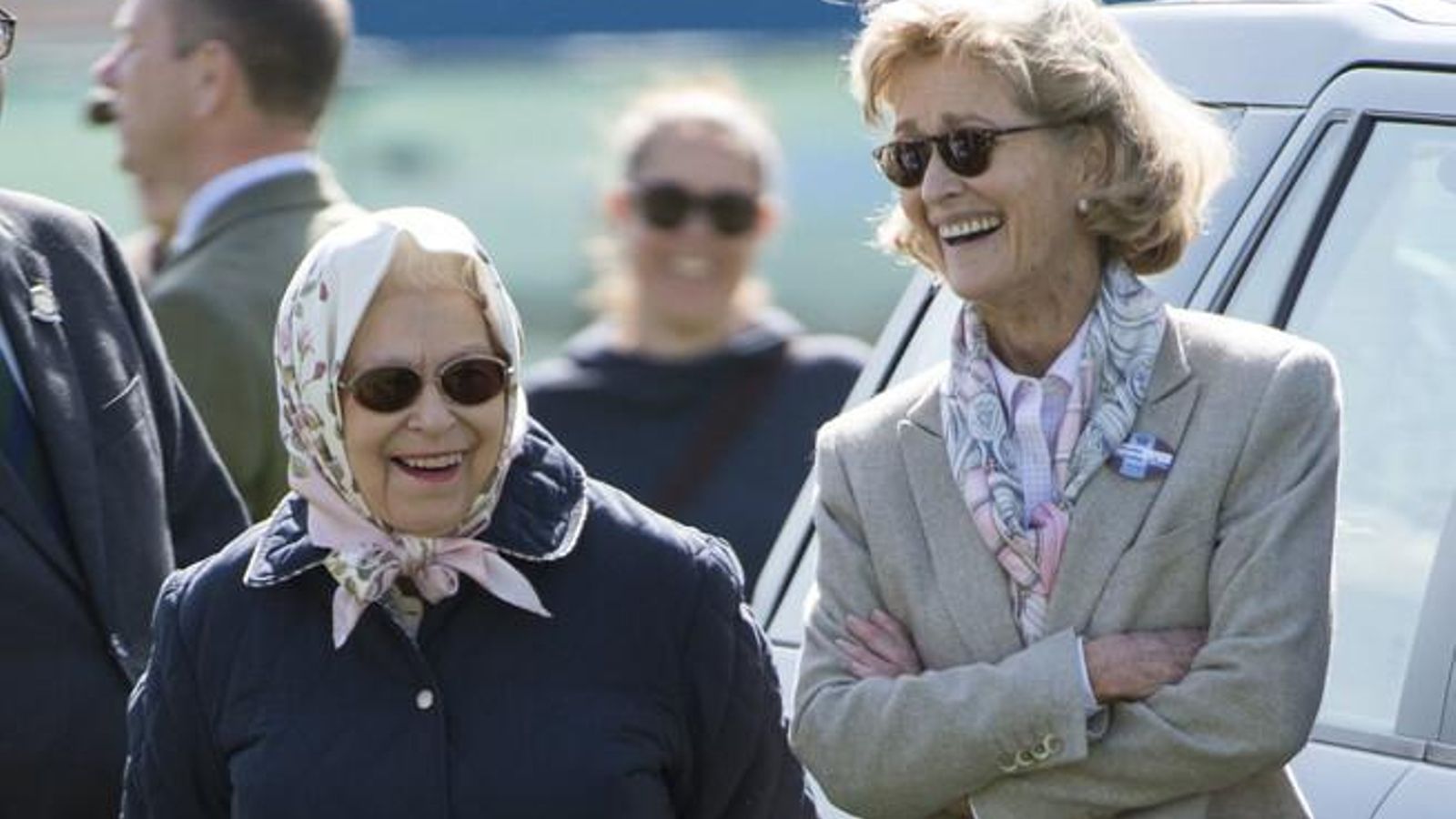 La aristócrata comparte risas con la reina Isabel II.