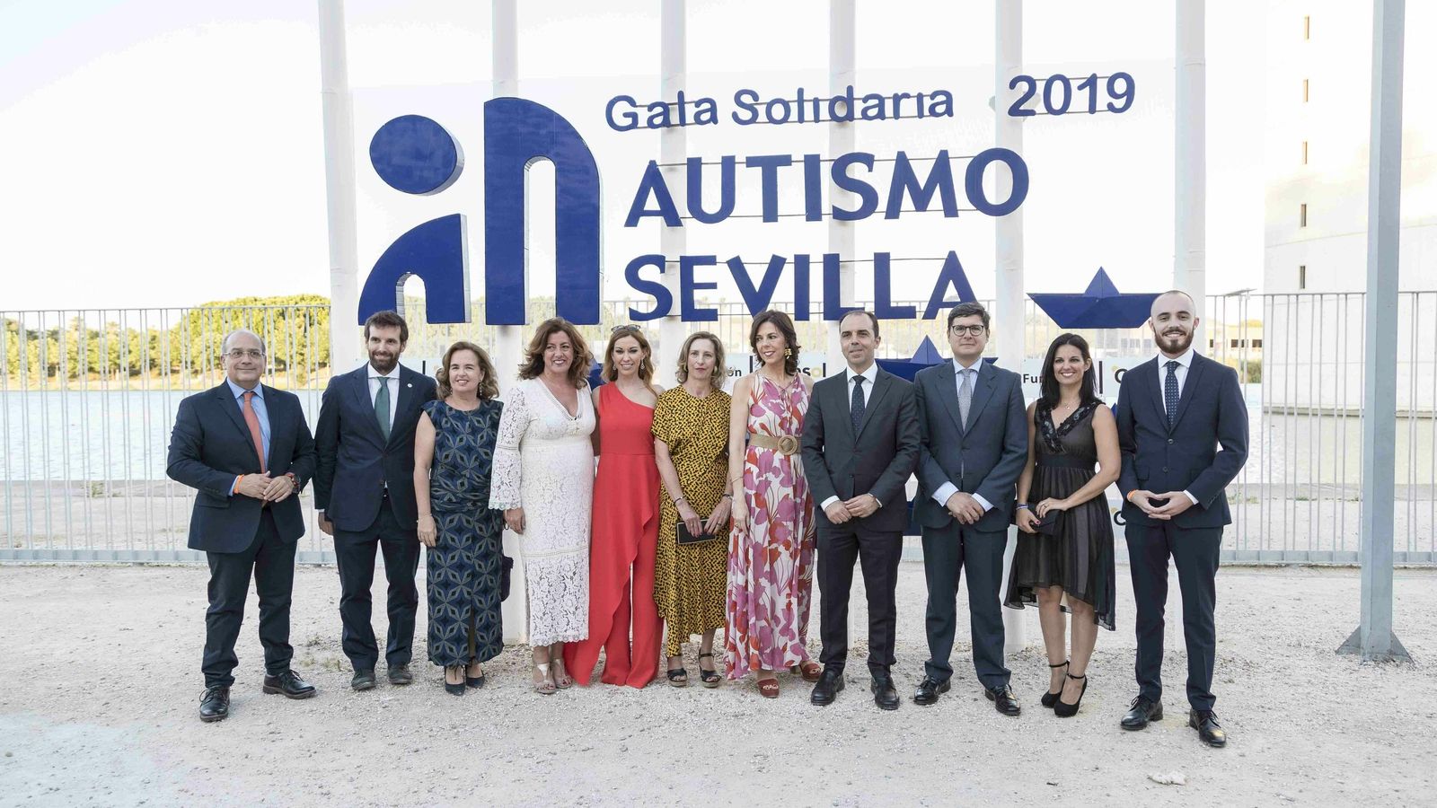 Mercedes Molina (centro), presidenta de Autismo Sevilla, con representantes institucionales y miembros de la asociación.