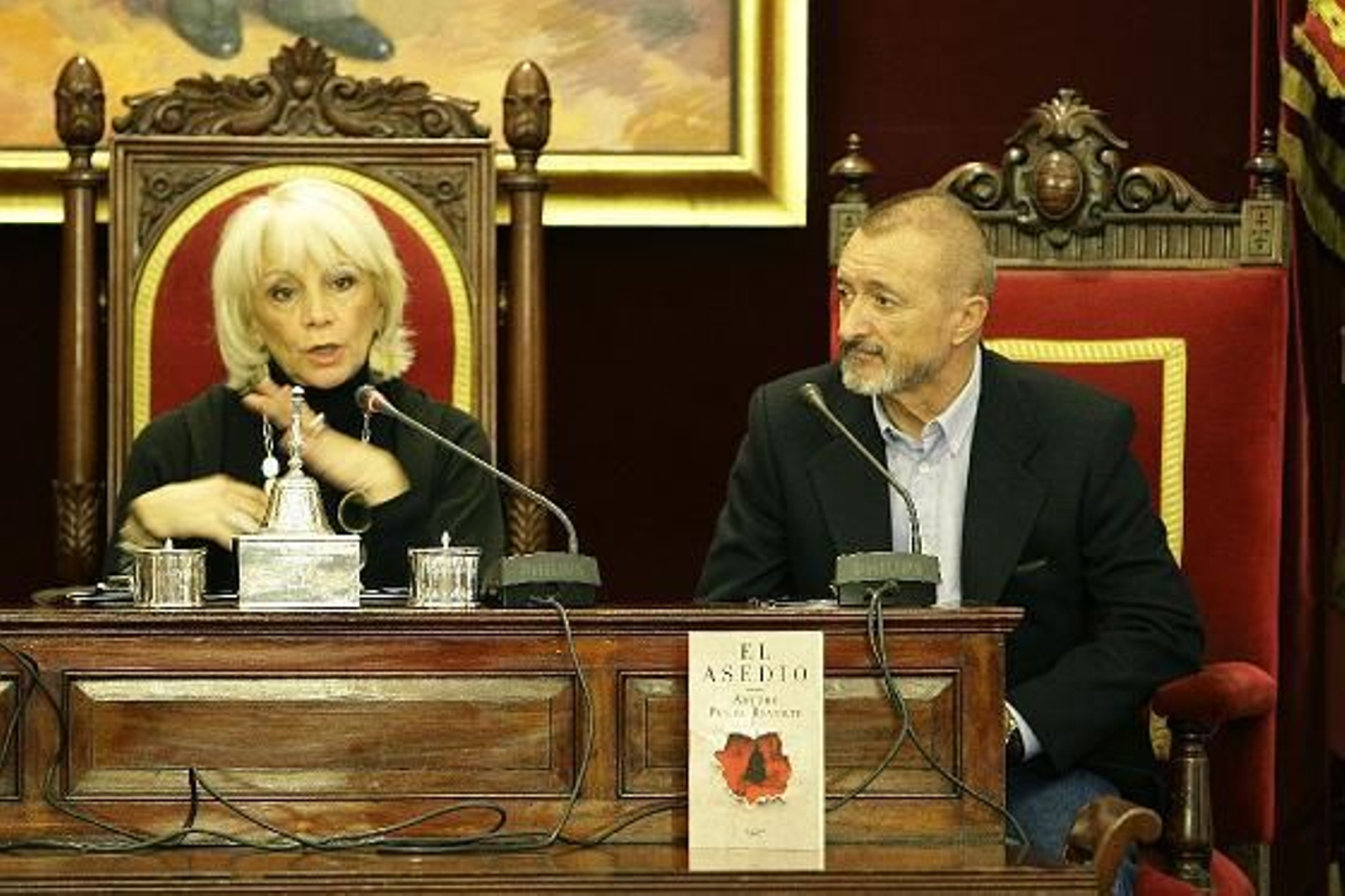 Pérez-Reverte realizó un recorrido por las localizaciones de su última novela, ambientada en el Cádiz de 1811. /Julio González