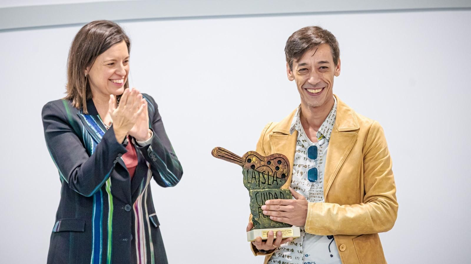 El Mawi recibe el Premio a la Mejor Actuación del Festival La Isla Ciudad Flamenca en San Fernando El Mawi recibe el Premio a la Mejor Actuación del Festival La Isla Ciudad Flamenca en San Fernando