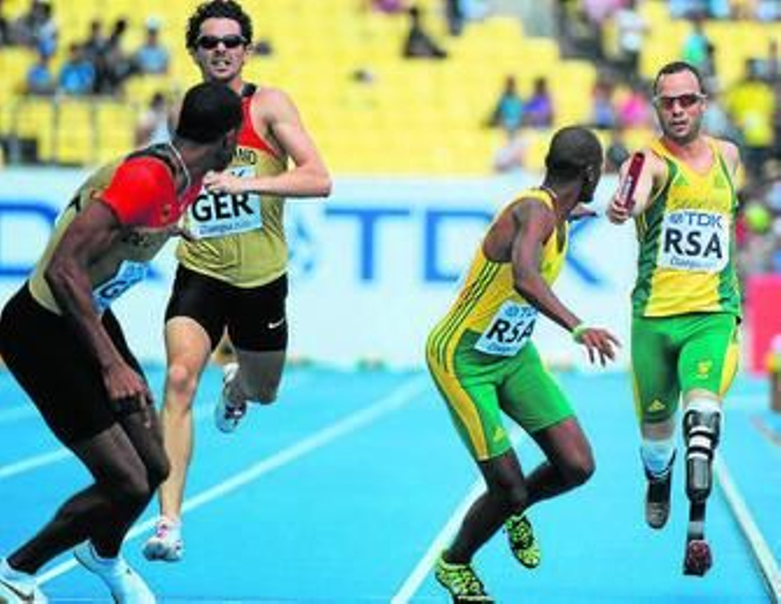 Pistorius y el alemán Plass dan el testigo a Mogawane y Gaba.