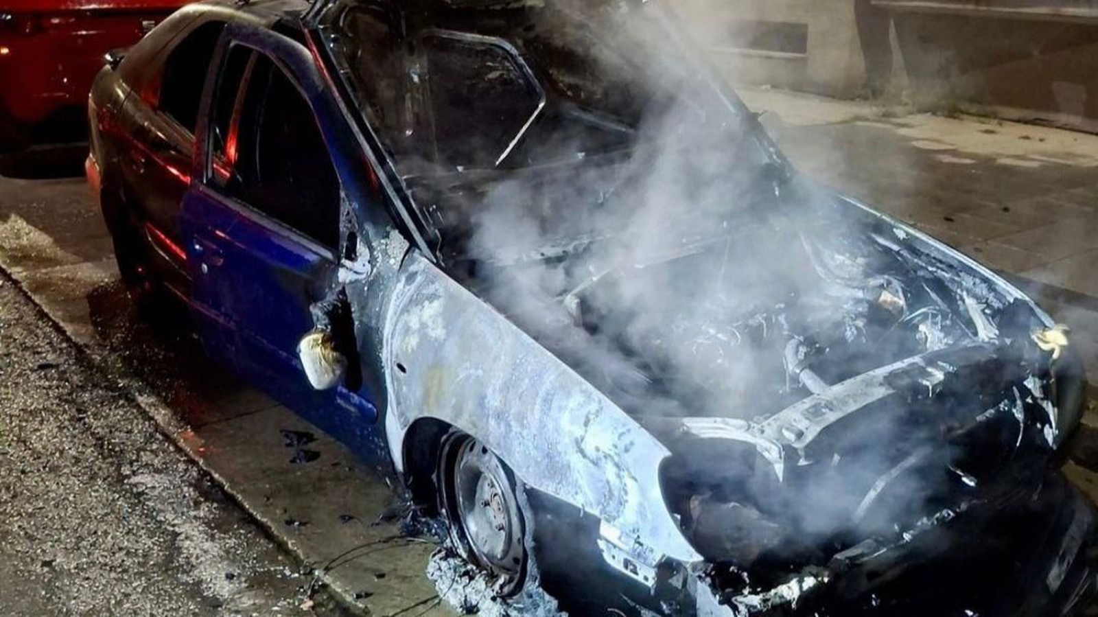 Estado en el que quedó uno de los vehículos afectados por el fuego, esta madrugada.