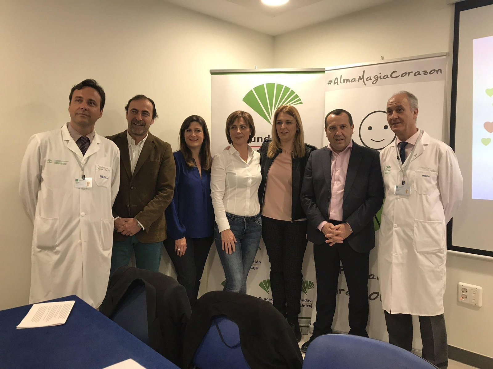 Responsables de la Junta y del hospital con la anestesista que ideó el vídeo (en el centro).