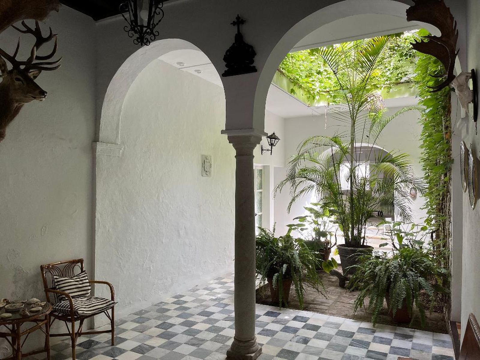 Así es el interior de la casa de Sanlúcar del matrimonio Angulo-Cuquerella