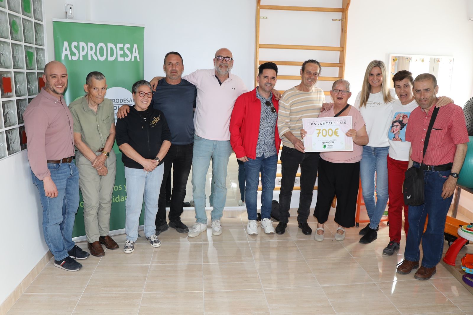 El colectivo de periodistas aficionados al teatro entregaron la recaudación de la representación a Asprodesa en El Ejido.