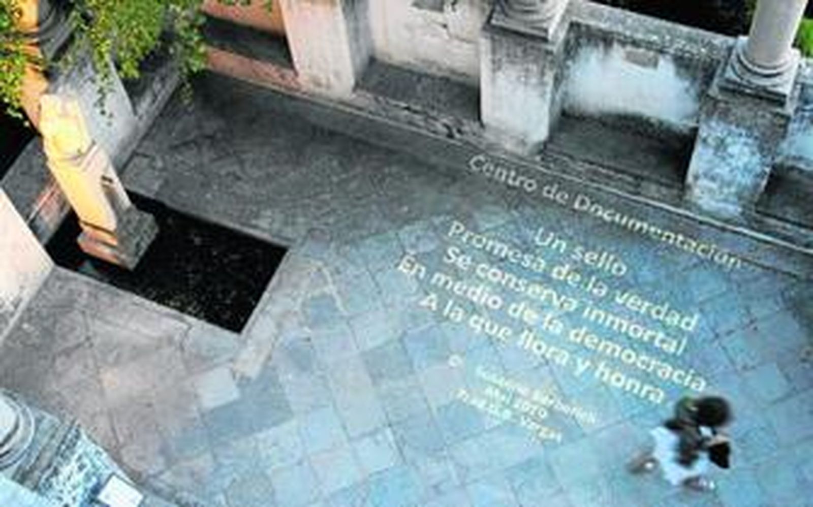 Un momento de la proyección de poemas, ayer, en la Rodríguez-Acosta.