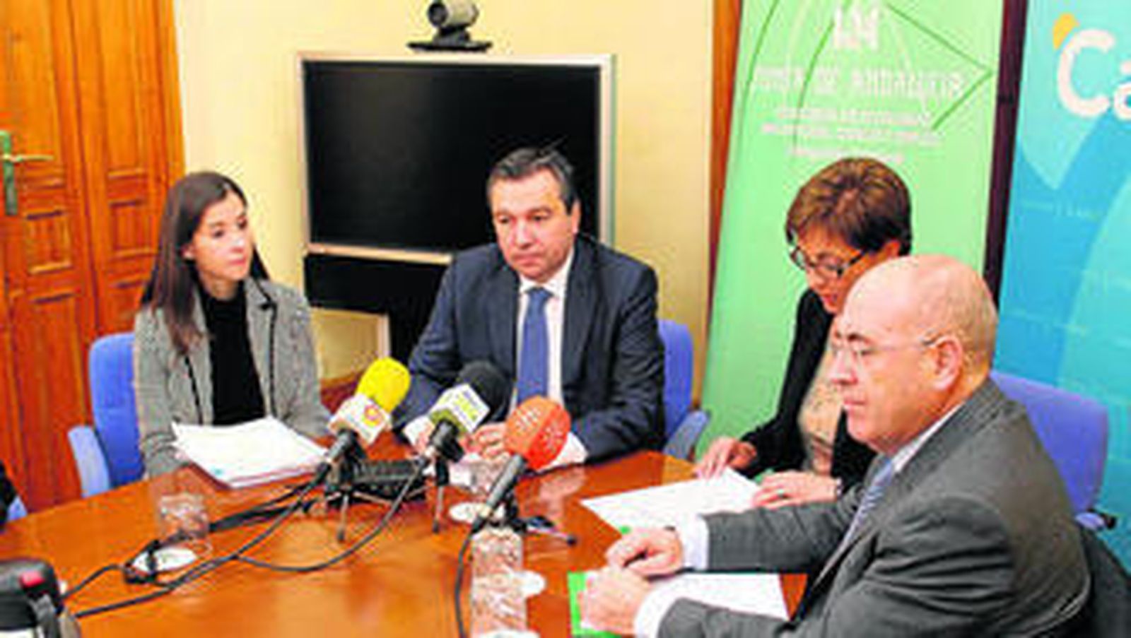 Rosa Castillejo y Javier Blanco del Instituto de Estudios Cajasol, y Adriana Valverde y Juan José  Bonilla (Junta).
