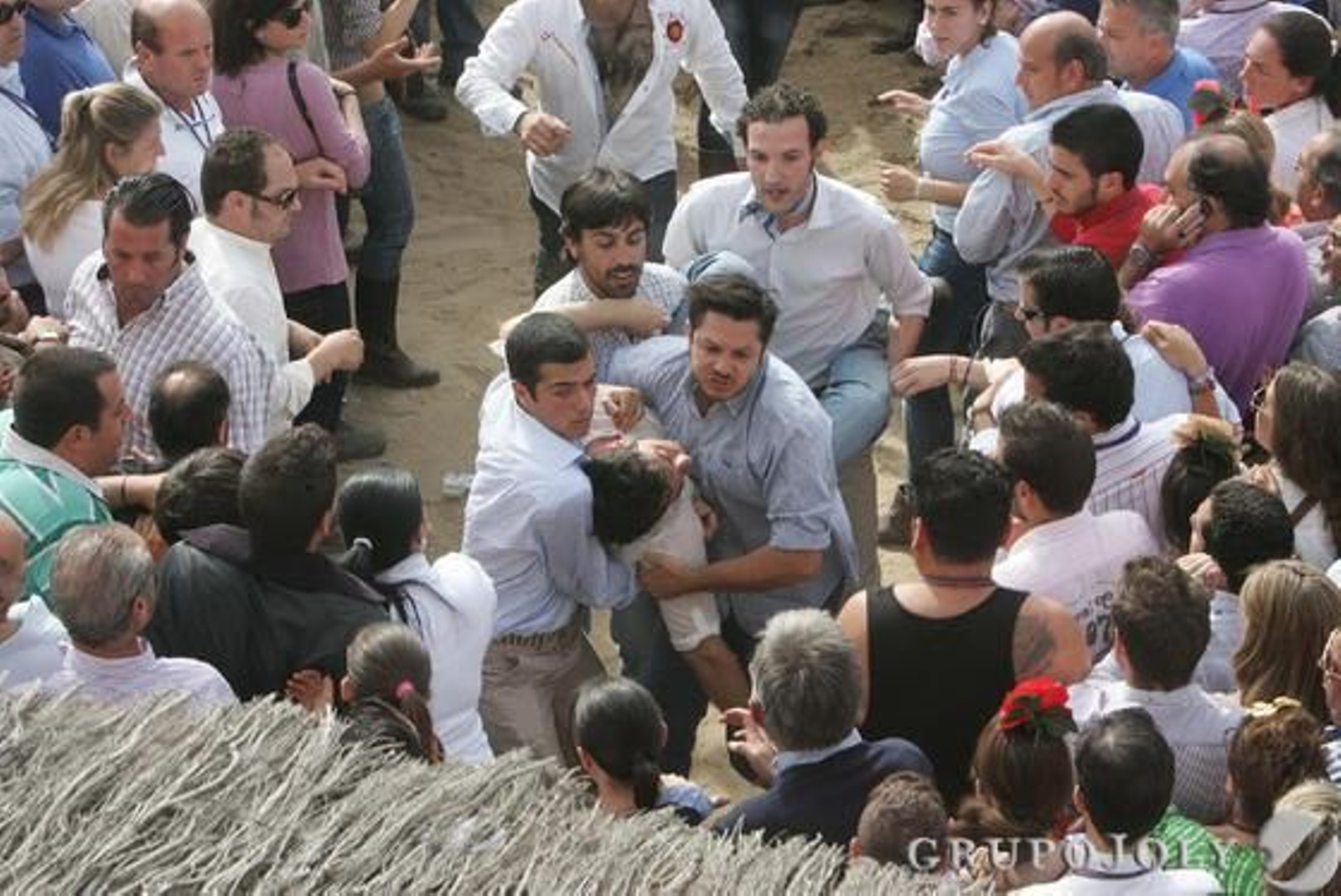 Un rociero tiene que ser atendido por un desmayo. 

Foto: Pascual