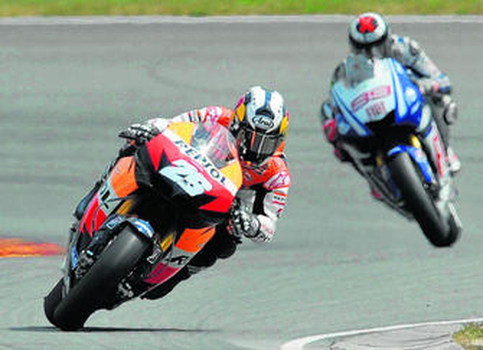 Dani Pedrosa encabeza la carrera de MotoGP seguido por Jorge Lorenzo.