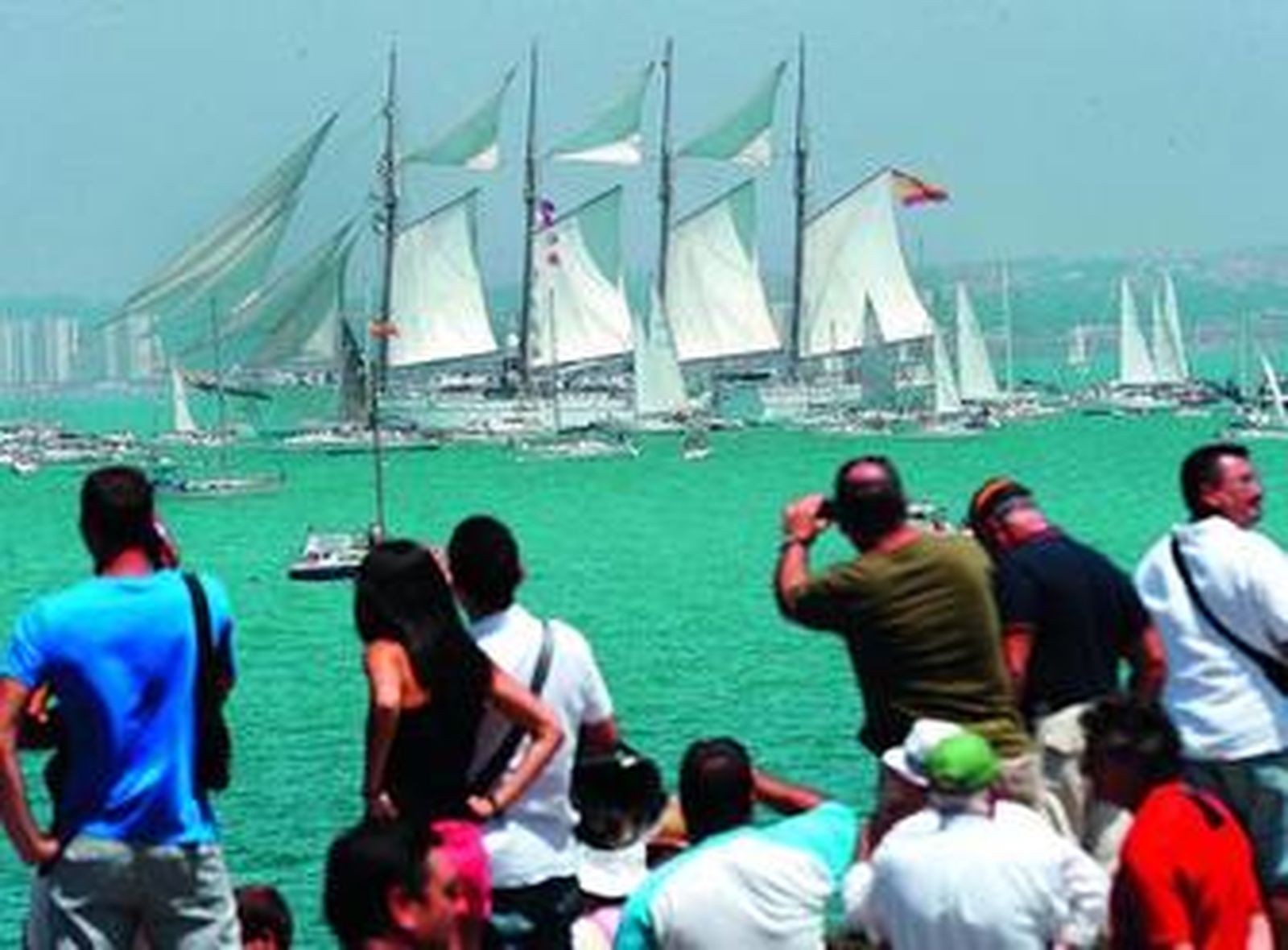 Cualquier punto del litoral gaditano sirvió para presenciar la parada naval que realizaron los grandes veleros a su salida de la capital.