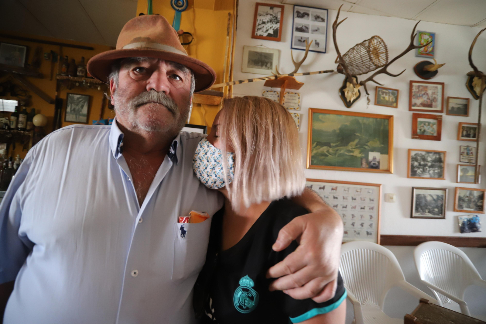 Las imágenes de los vecinos del El Villar volviendo a sus casas tras estabilizarse el incendio de Almonaster la Real