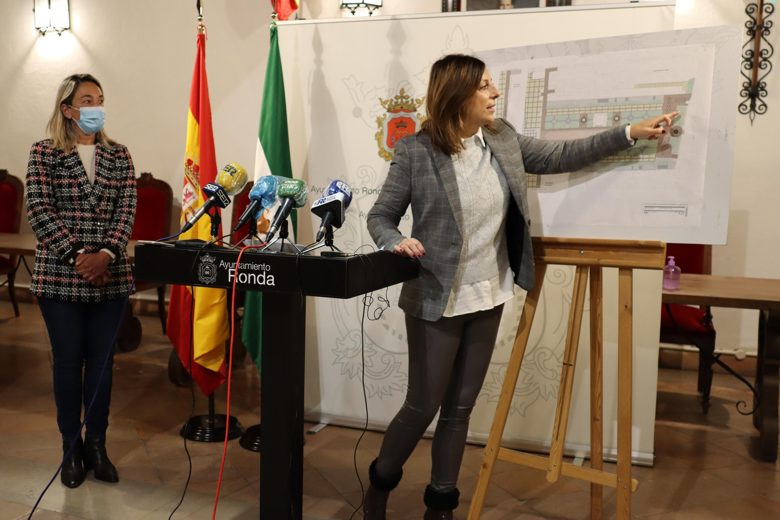 La alcaldesa de Ronda durante  la presentación del proyecto.