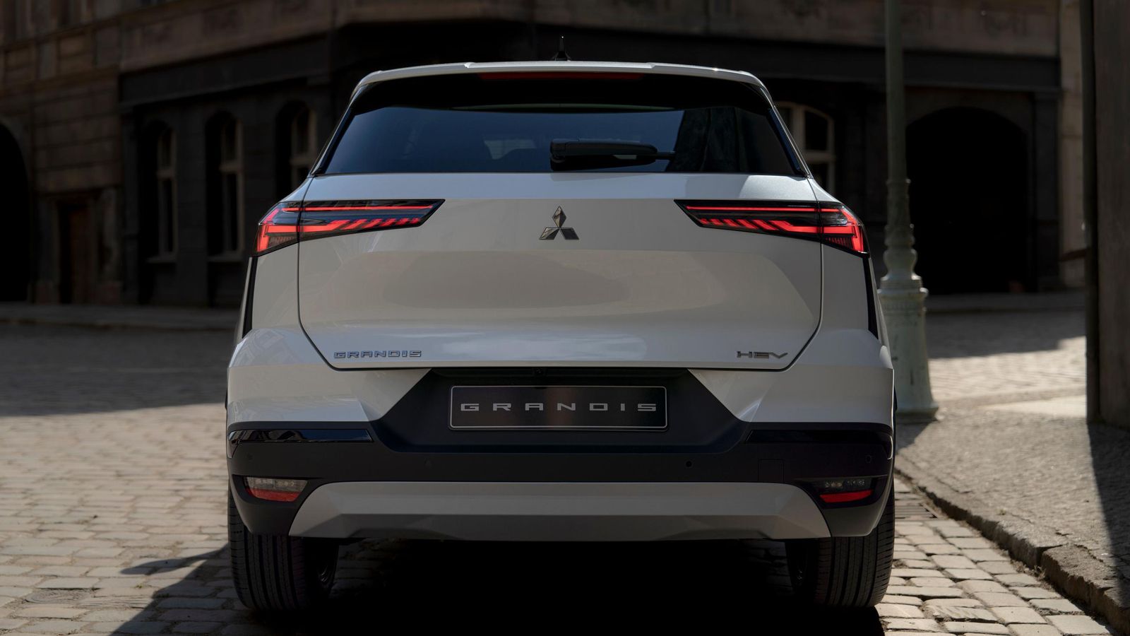 El Grandis fue con anterioridad un monovolumen de 4,77 m de largo producido por Mitsubishi entre 2003 y 2011. Ahora, la marca vuelve a recuperar el nombre, pero para un SUV y en un formato mucho más pequeño. El Grandis fue con anterioridad un monovolumen de 4,77 m de largo producido por Mitsubishi entre 2003 y 2011. Ahora, la marca vuelve a recuperar el nombre, pero para un SUV y en un formato mucho más pequeño.