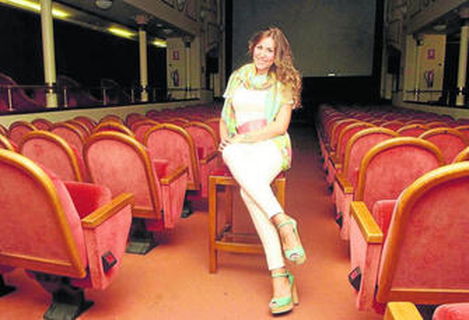 Encarna Navarro 'ENNA' en el patio de butacas del Teatro Apolo donde está noche cantará para sus fans y seguidores.