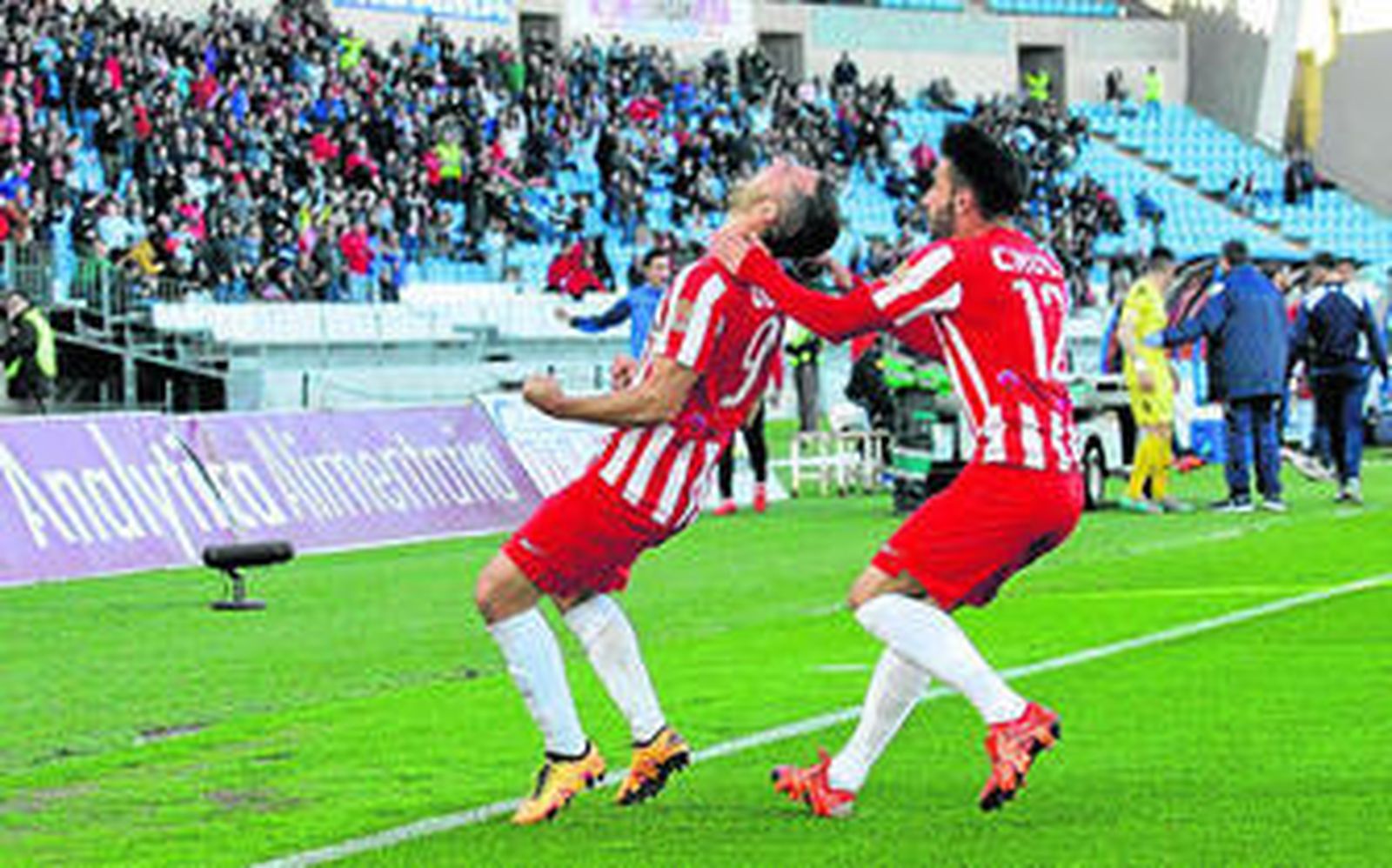 Chuli se prepara para saltar sobre la chepa de Quique para festejar el 1-0.
