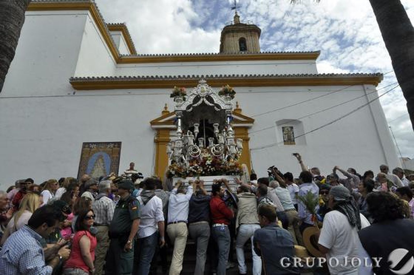 Mairena del Alcor sube la escalinata de la parroquia manriqueña.

Foto: Manuel Gómez