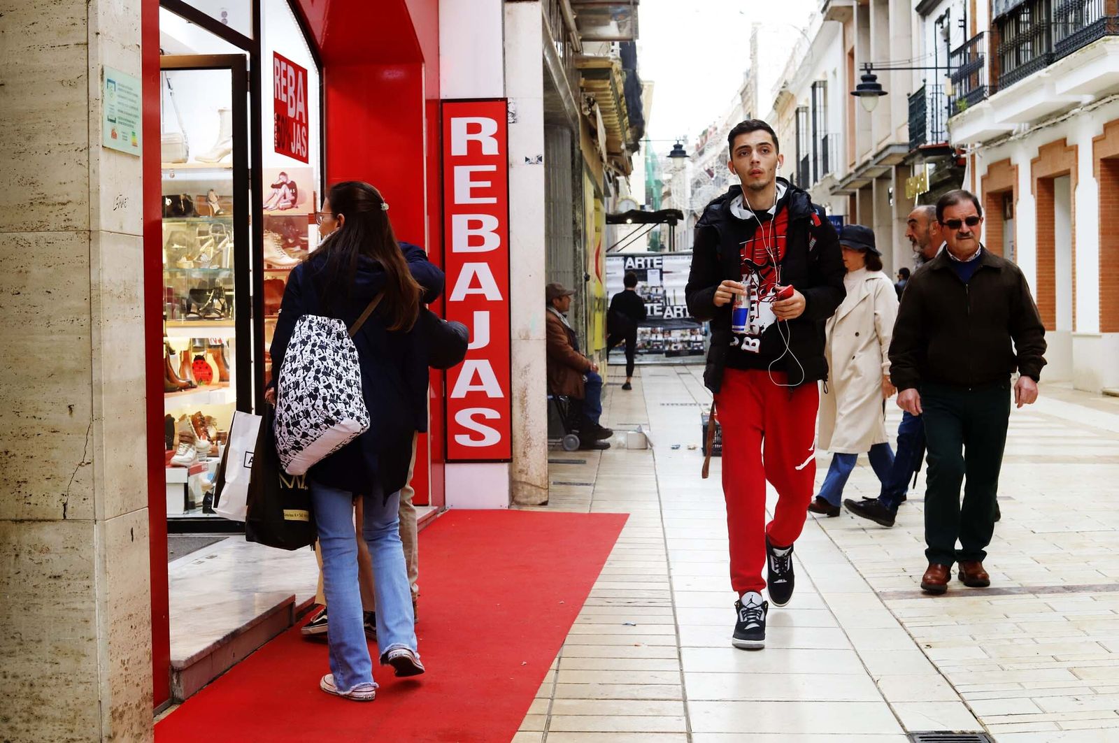 Ambiente por el centro de Huelva  en rebajas