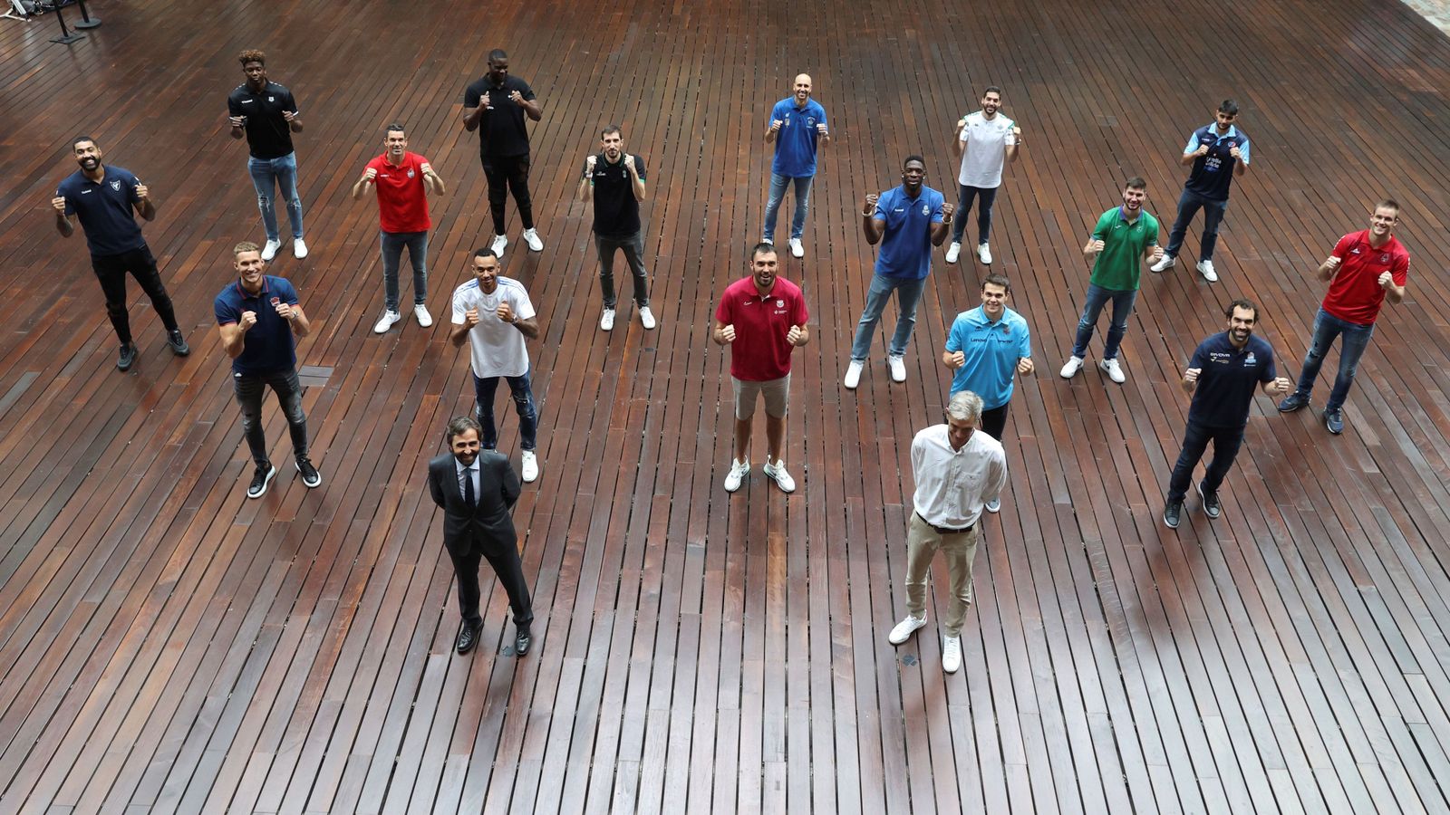 Los jugadores posan junto a José Bogas, consejero delegado de Endesa, y Antonio Martín, presidente de la ACB, en la sede de lacompañía.