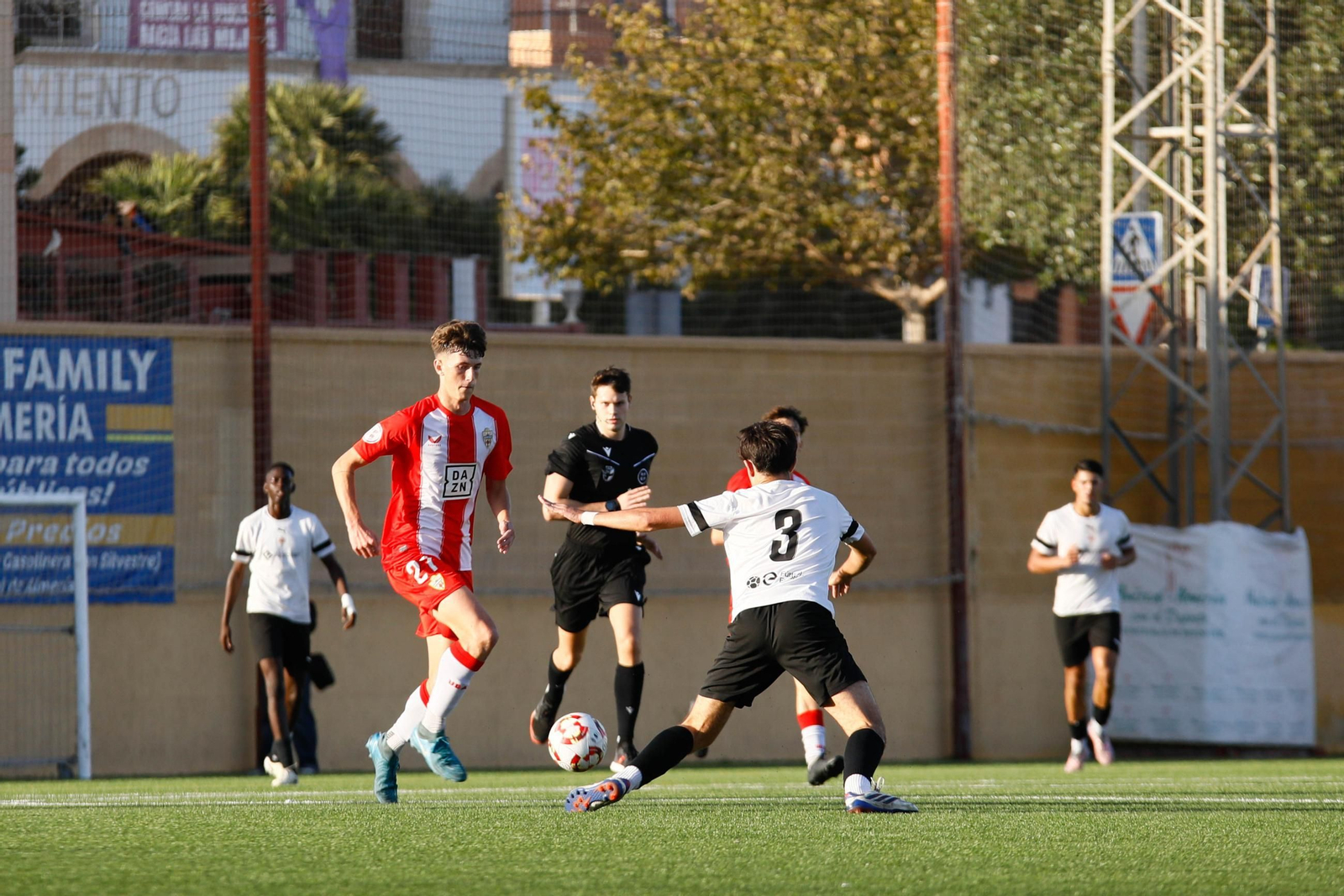 El rojiblanco Fran Rodríguez conduce el balónn ante la presión de un futbolista cañaero durante un derbi de la pasada temporada.