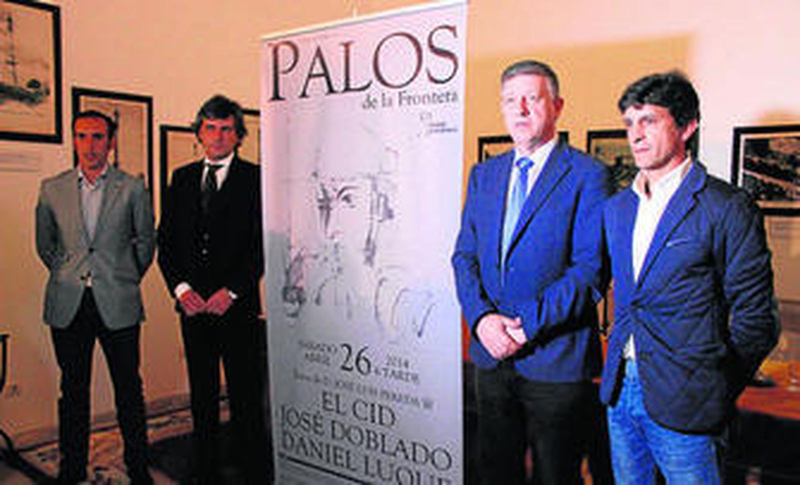 Jose luis Pereda, Jorge Buendía, carmelo Romero y José Doblado, junto al cartel anunciador.