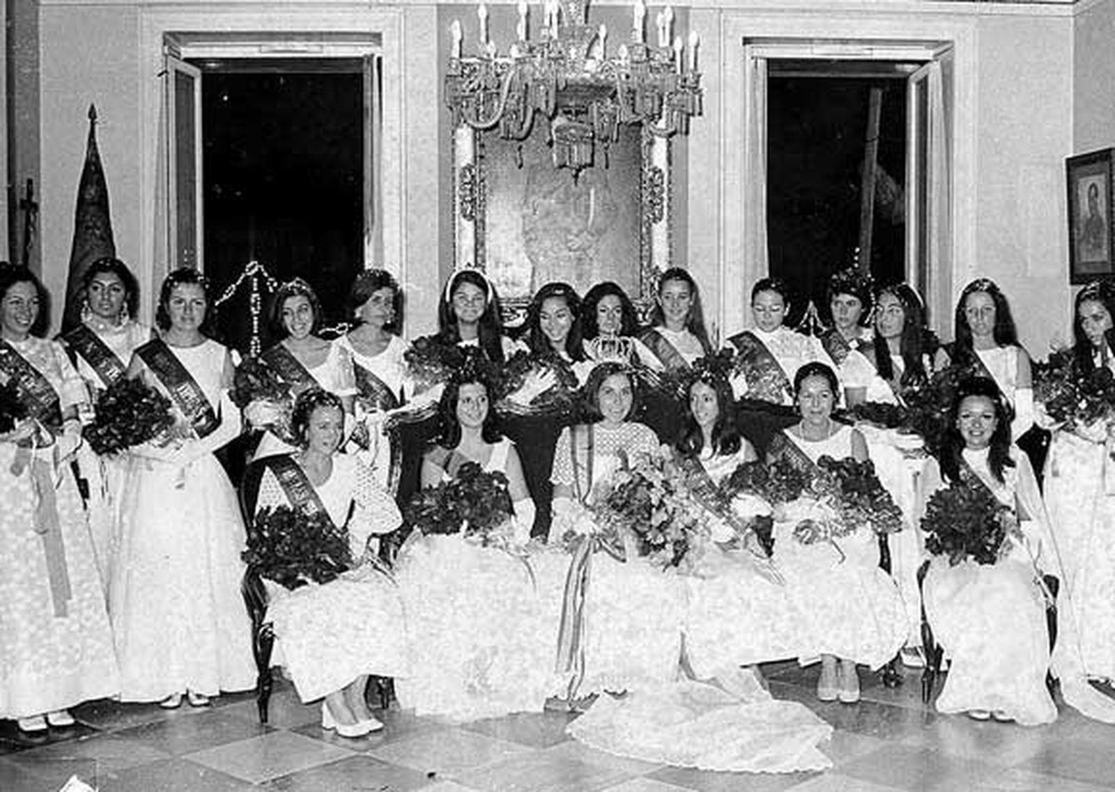 La reina de las Fiestas Típicas de 1970, Lola García Agulló, posando con su corte de damas en el Ayuntamiento de Cádiz.