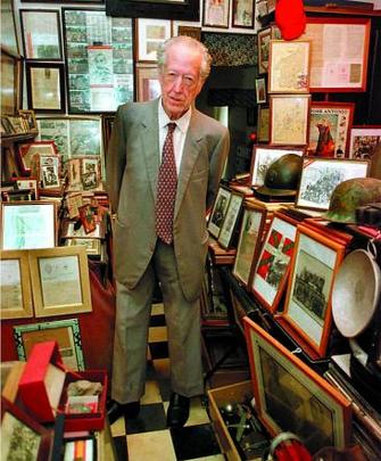 Ramón Bayo, en una imagen tomada hace unos años en su casa.