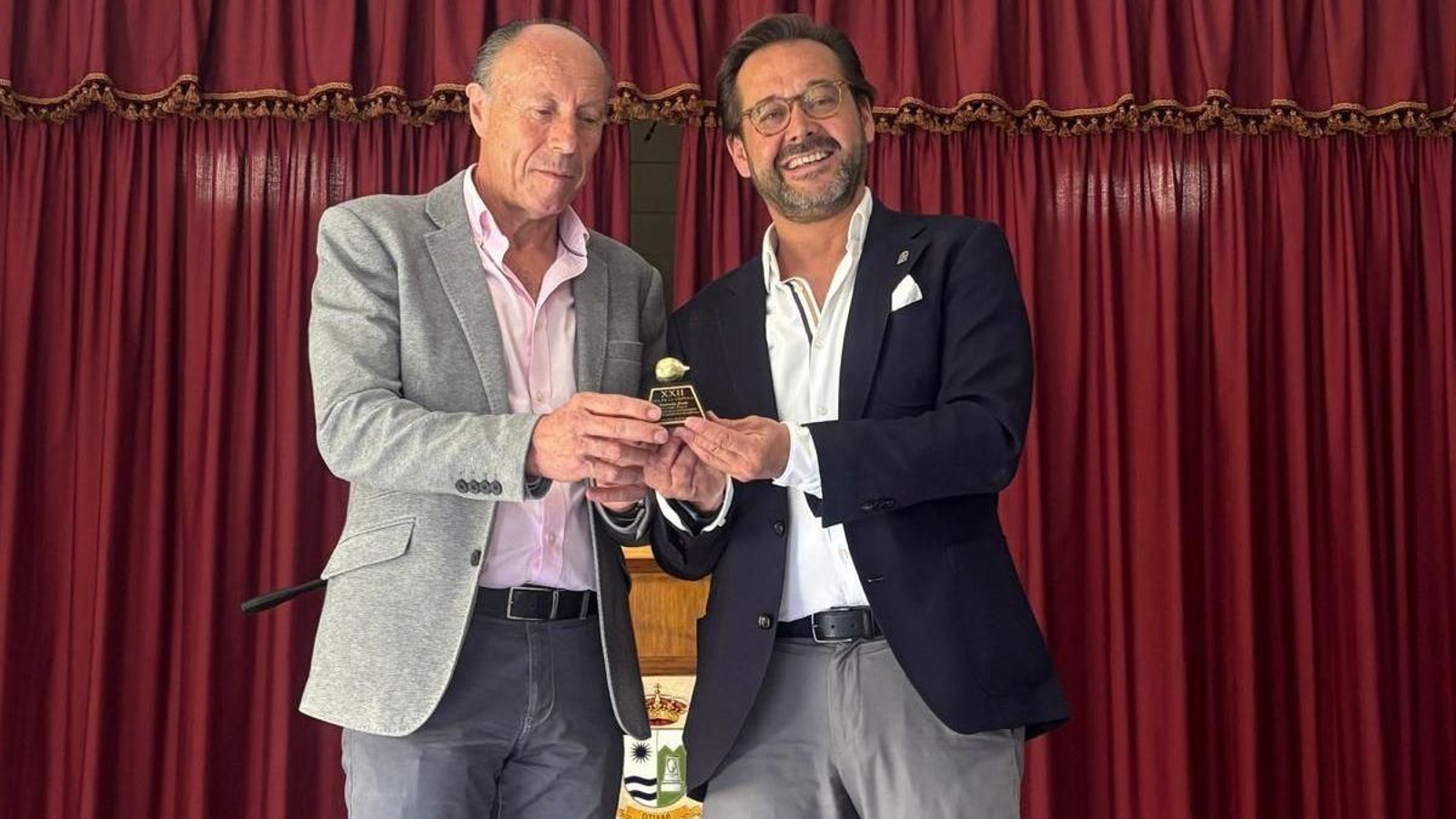 El delegado del Gobierno, Antonio Granados, ha recibido de manos del alcalde de Otívar, Francisco Robles, la Níspola de Oro El delegado del Gobierno, Antonio Granados, ha recibido de manos del alcalde de Otívar, Francisco Robles, la Níspola de Oro