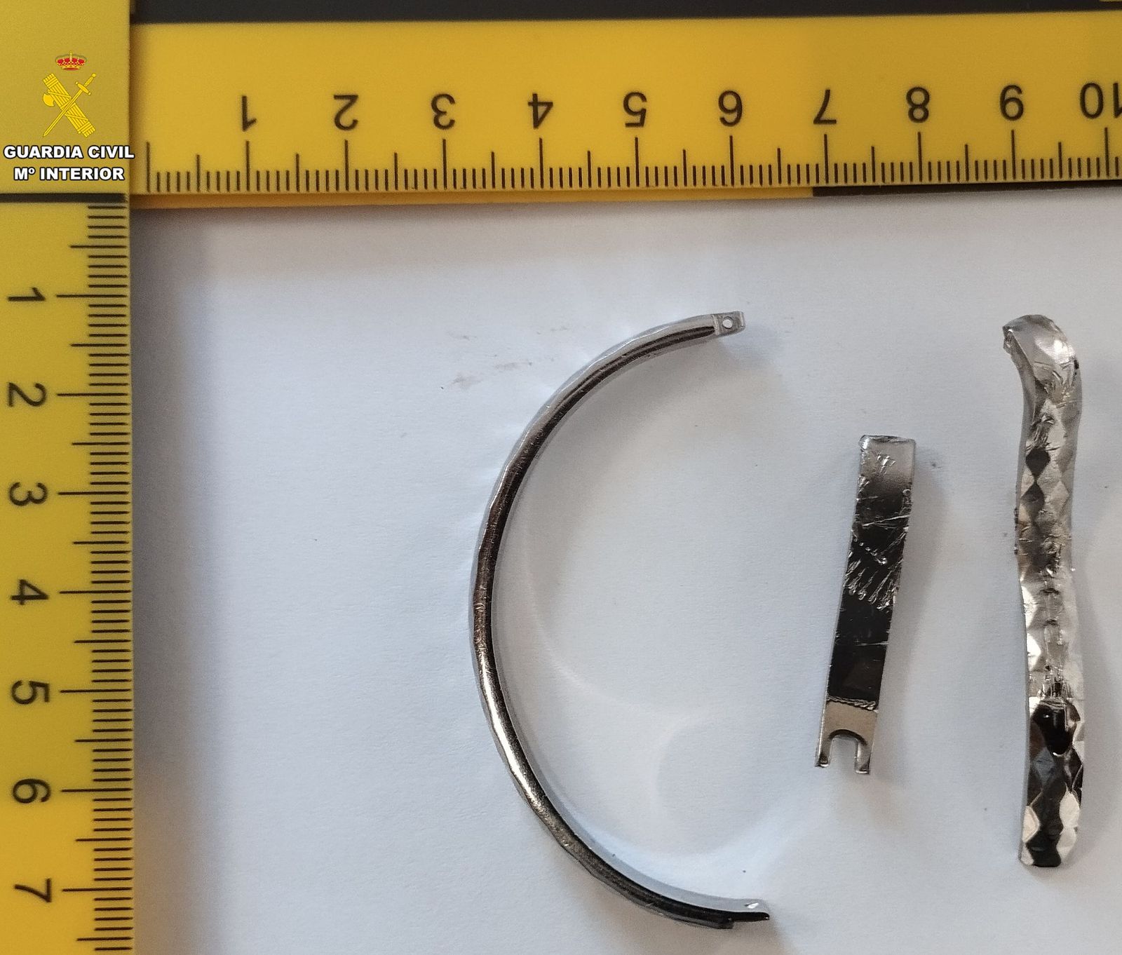 Joyas falsas intervenidas a los detenidos.