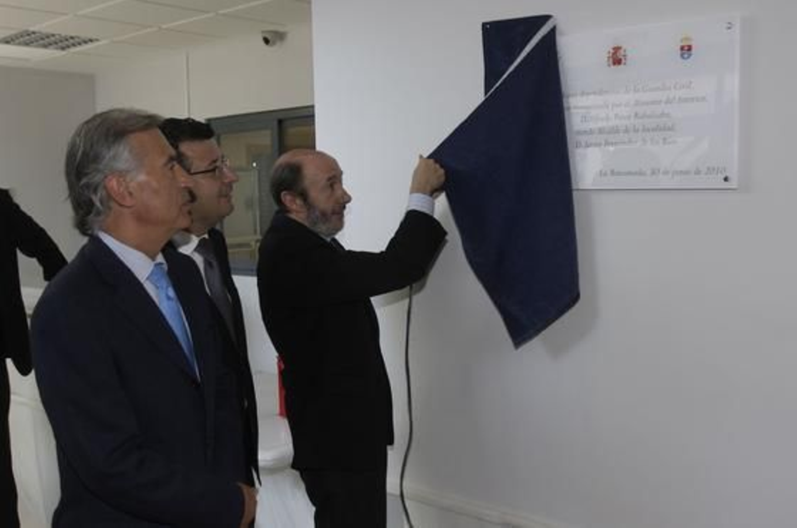 Decubrimiento de una placa en el interior del cuartel.

Foto: José Ángel García