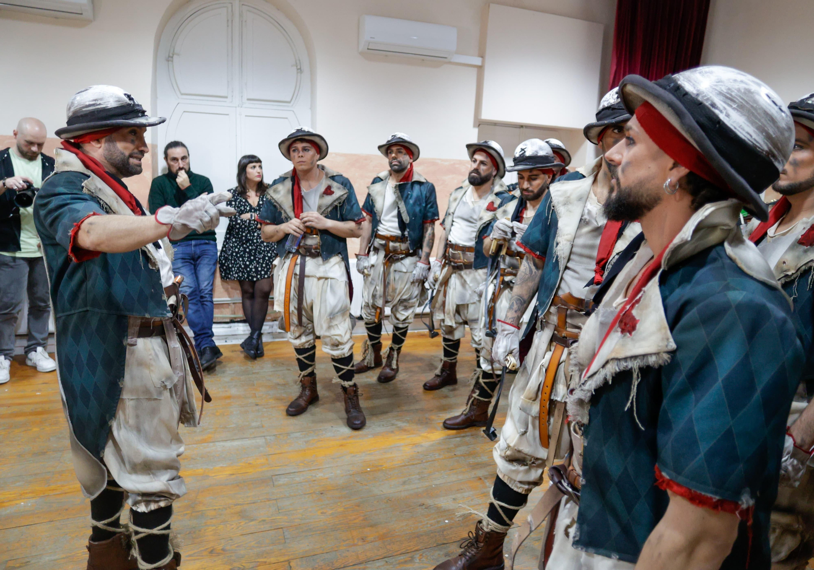 El Jona se dirige a su comparsa en uno de los camerinos del Falla. El Jona se dirige a su comparsa en uno de los camerinos del Falla.
