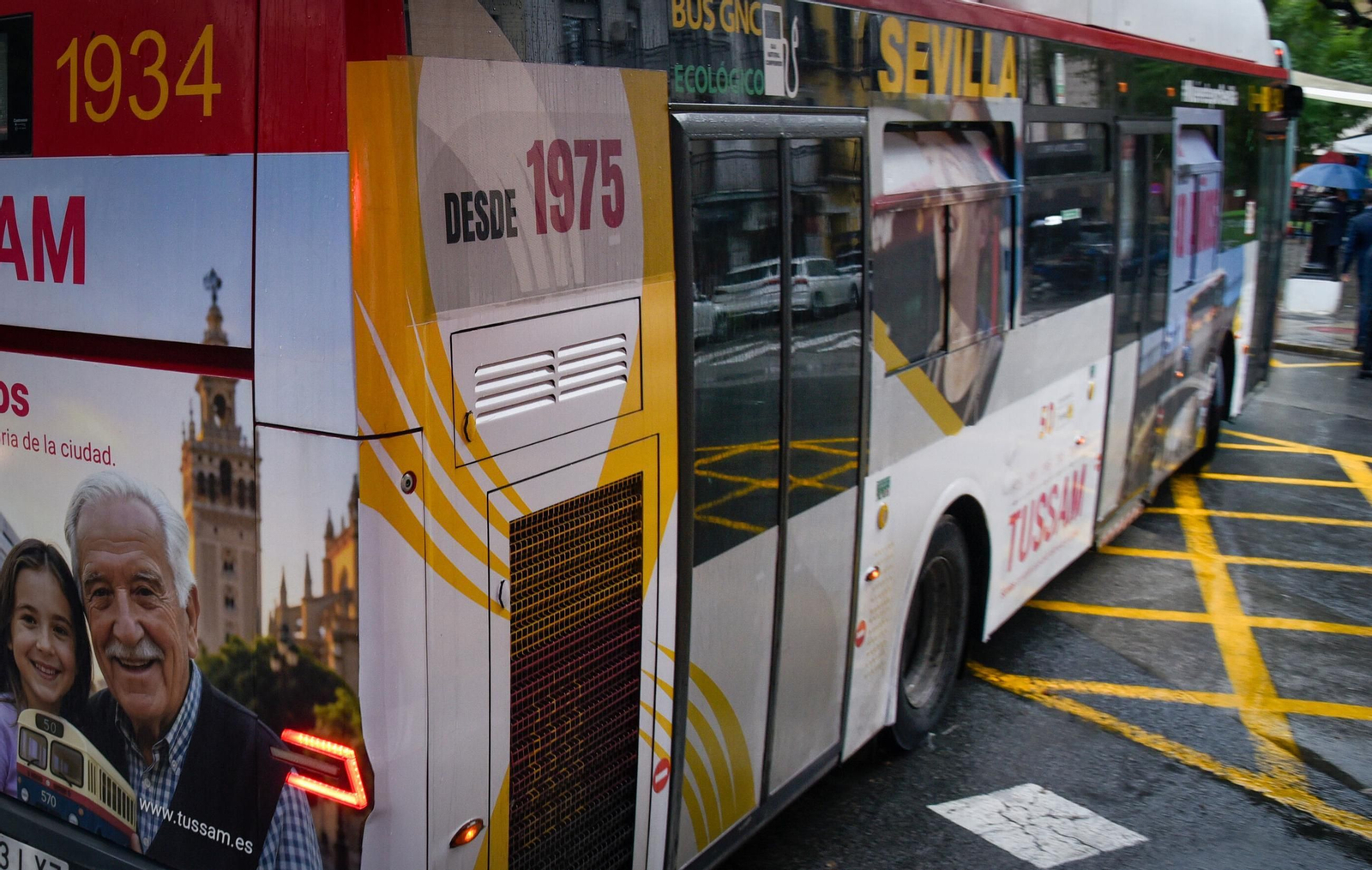 Los autobuses de Tussam llevan la fecha de 1975, año de su fundación y de la muerte de Franco.
