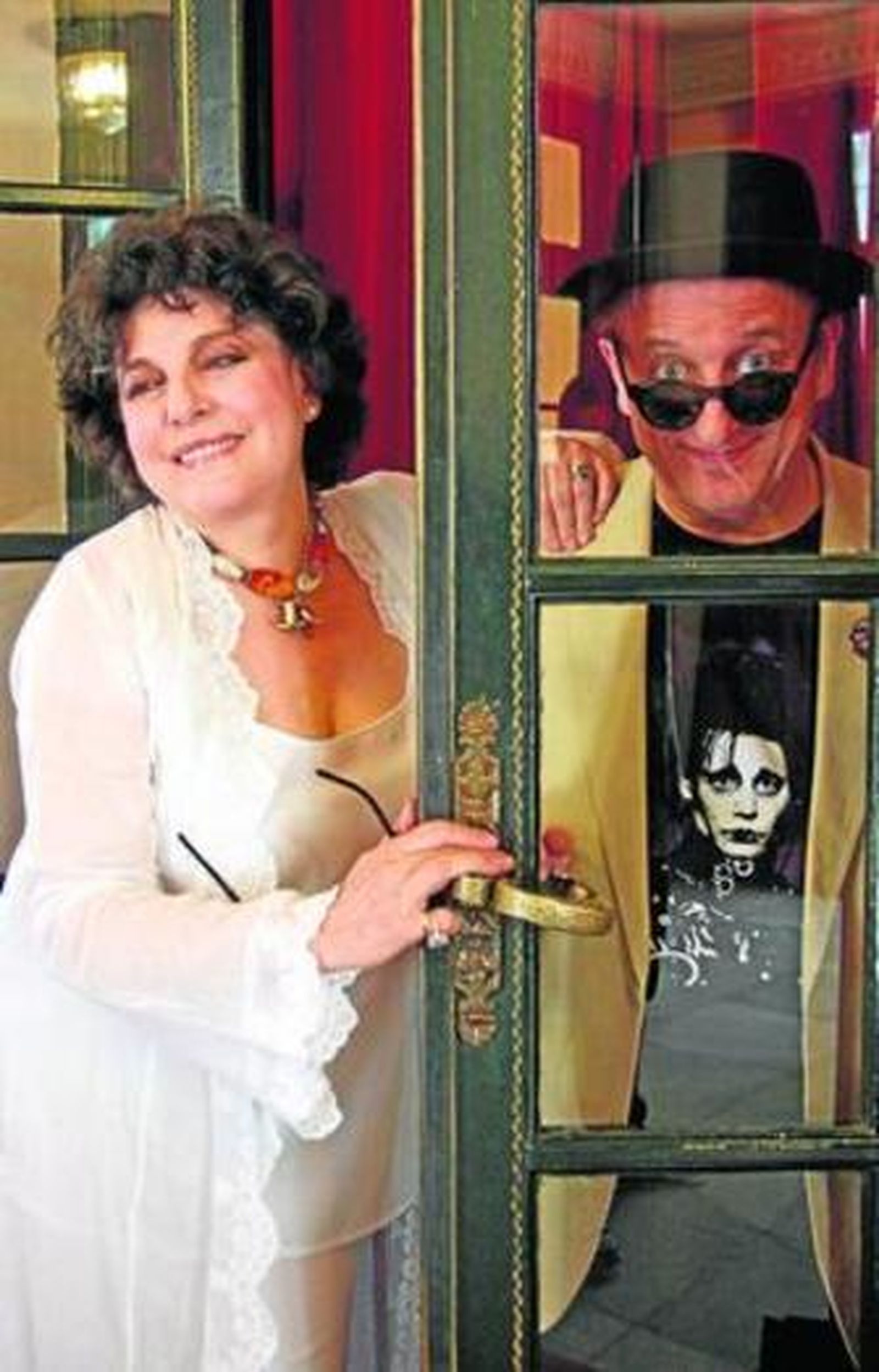 Charo López y Javier Gurruchaga, en la puerta del Lope de Vega.