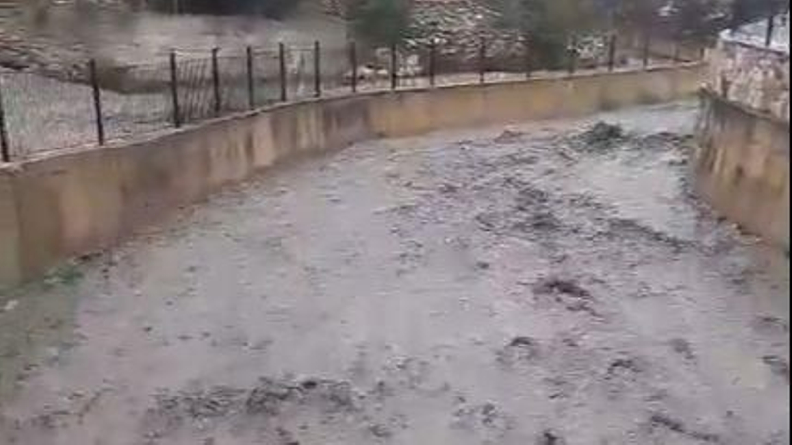 Estado de la rambla de Lubrín durante la mañana del domingo.