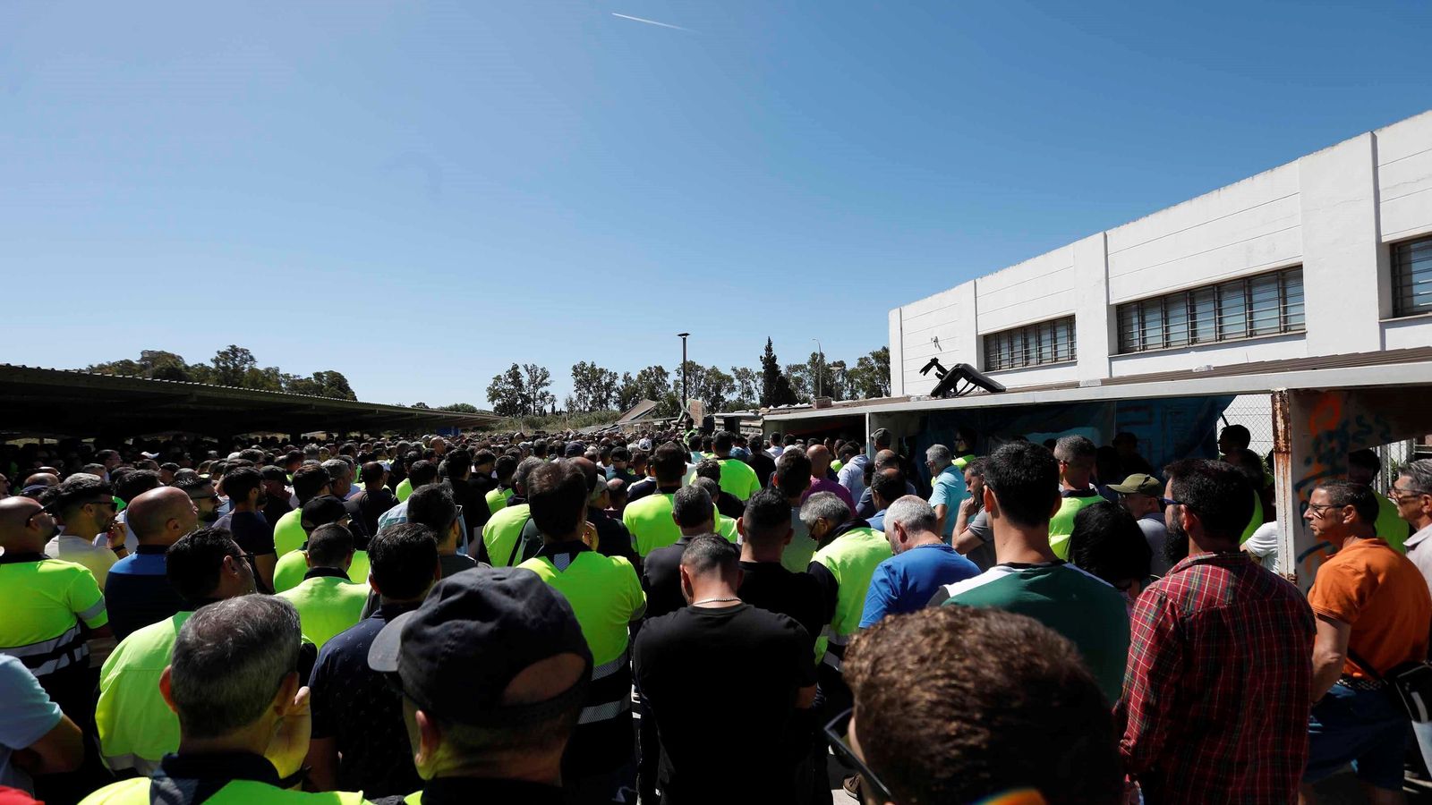 Los trabajadores en la asamblea, ayer. Los trabajadores en la asamblea, ayer.