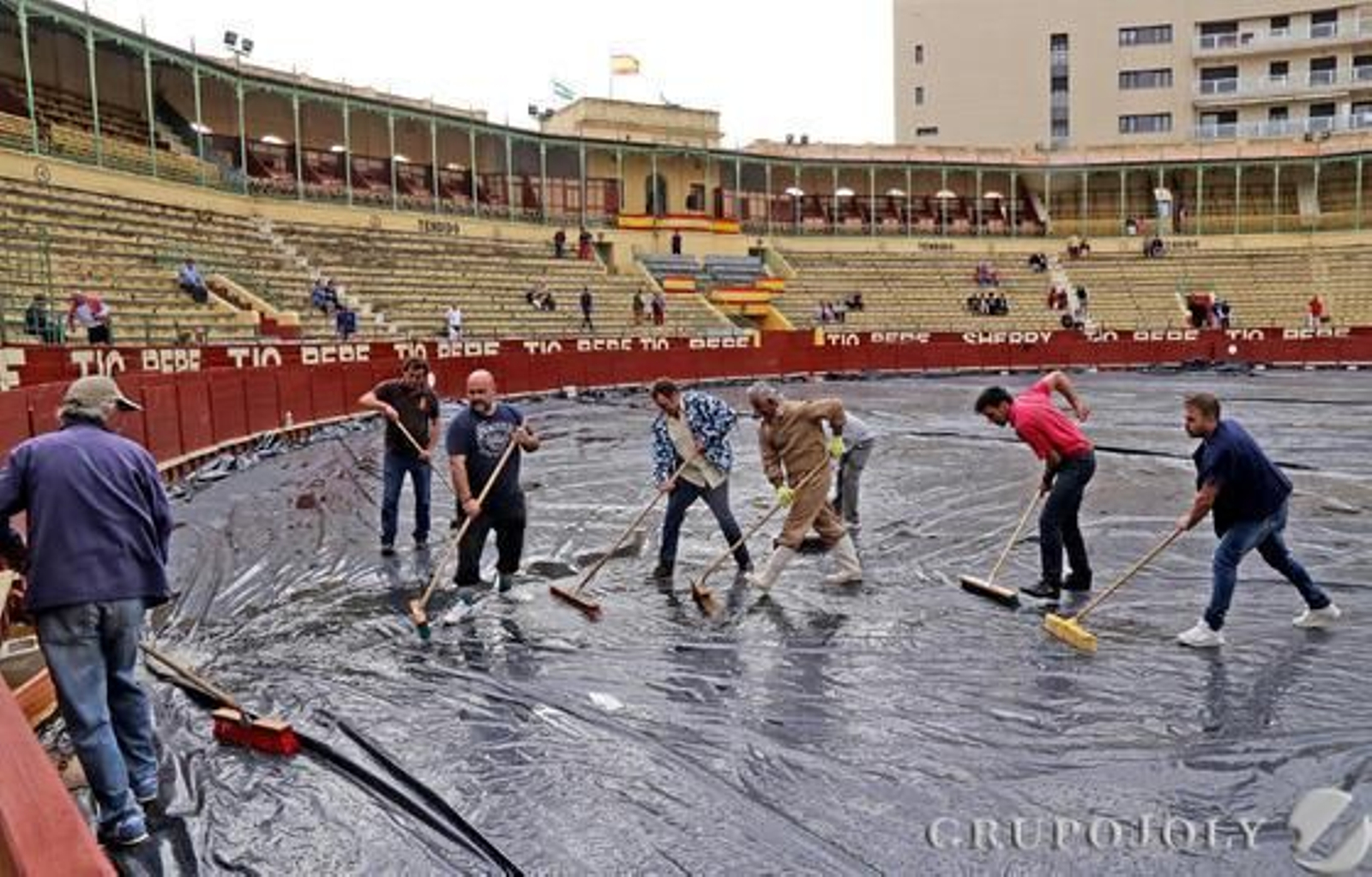 La empresa no se dejó sorprender por la lluvia.

Foto: Miguel Angel Gonzalez