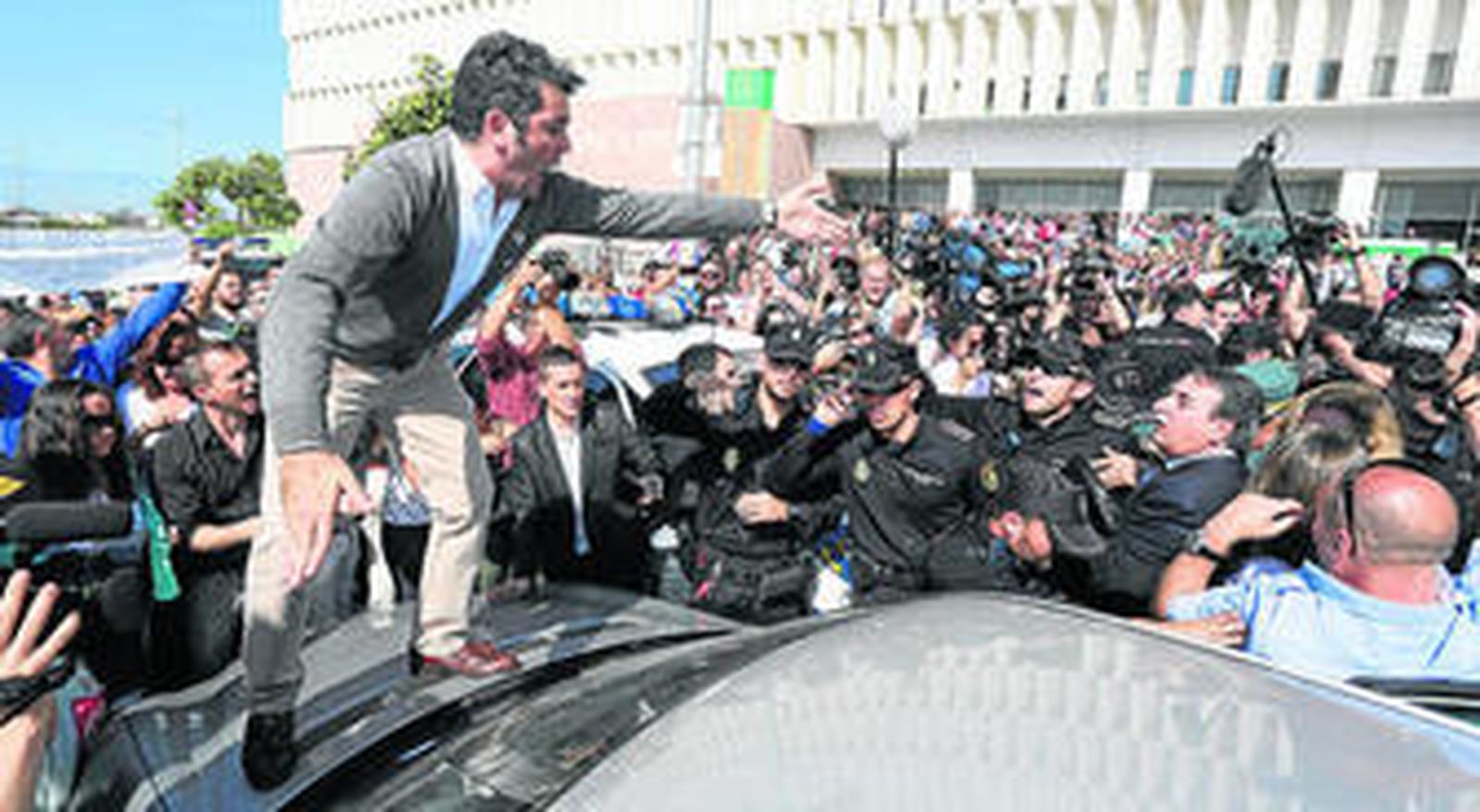 El conductor del vehículo de Pantoja sobre el capó, reclamando a la Policía que abrieran paso a la artista.
